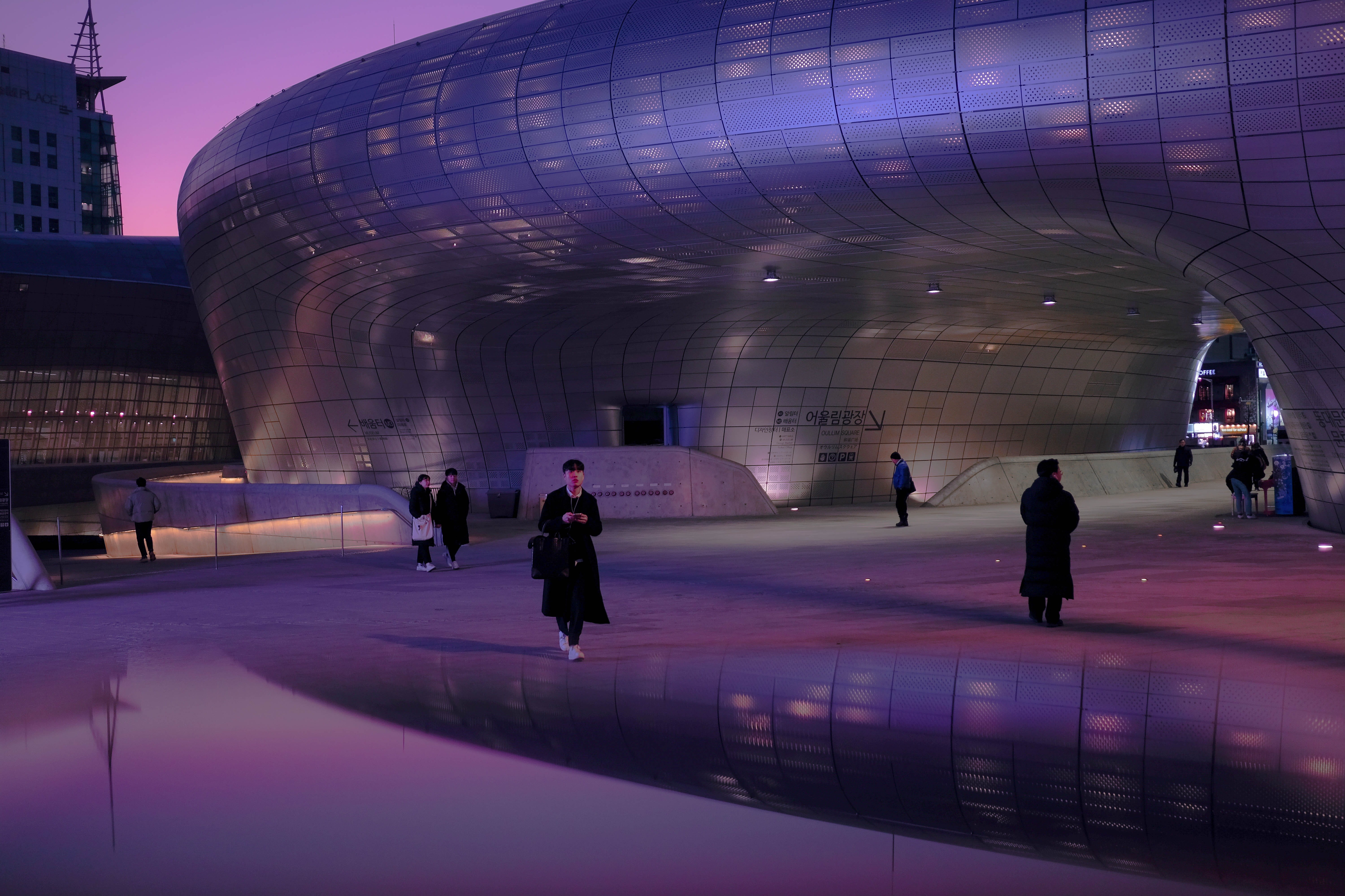 team sport, built structure, 5K, near, large group of people, rink, hangar, outdoors, building, team, modern, office building exterior, crowd, pedestrian, HD Wallpaper
