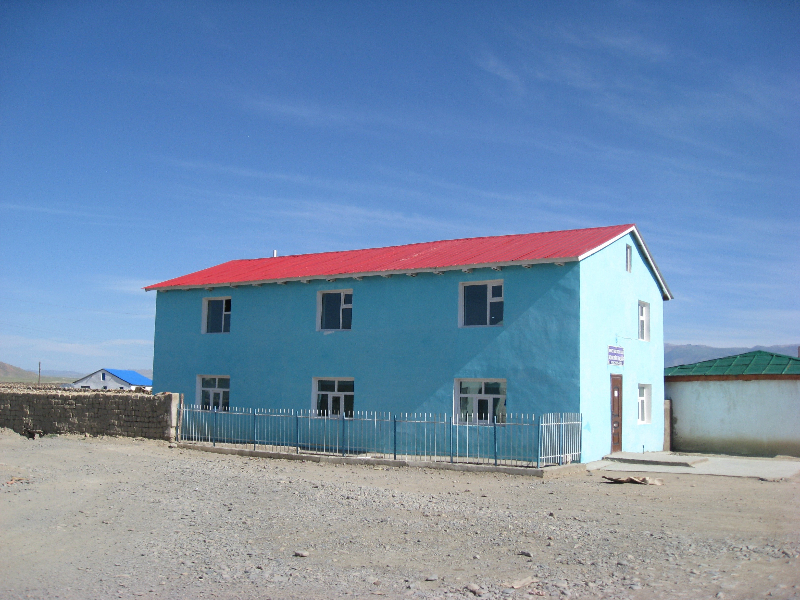 sunlight, architecture, 2K, house, steppe, cloud - sky, blue, red, beach, building exterior, residential district, nature, window, gobi, sand, mongolia, HD Wallpaper