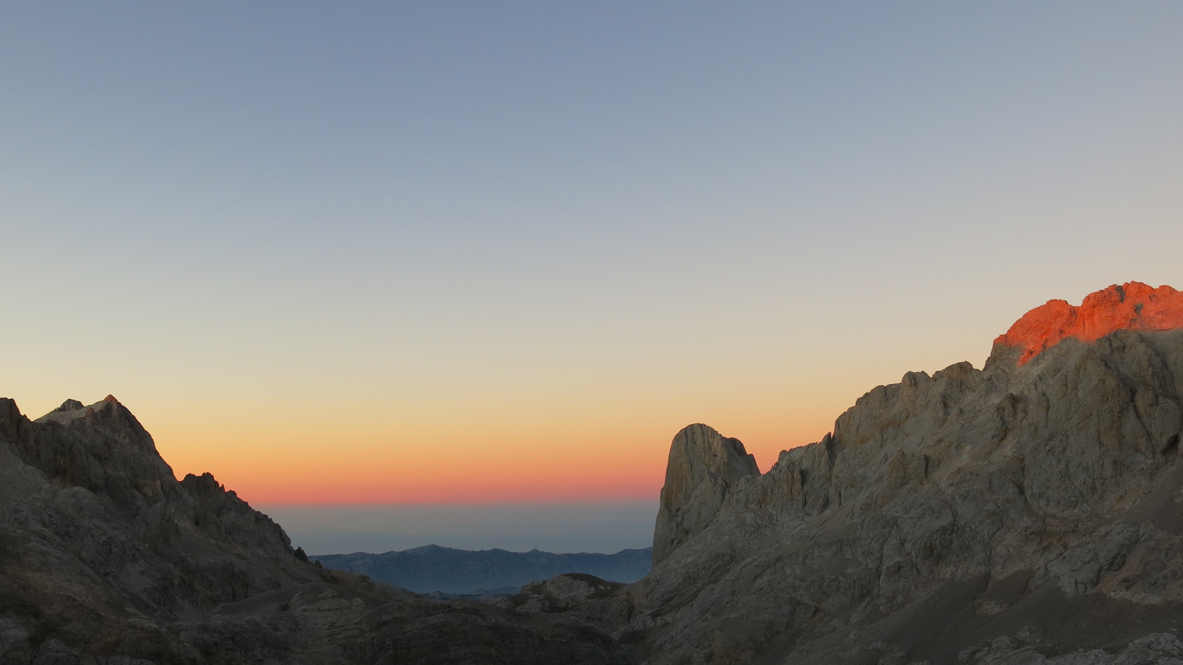 rock - object, urriellu, mountain range, rock formation, sunset, tranquil scene, sky, remote, tranquility, solid, rock, nature, naranjo de bulnes, idyllic, HD Wallpaper
