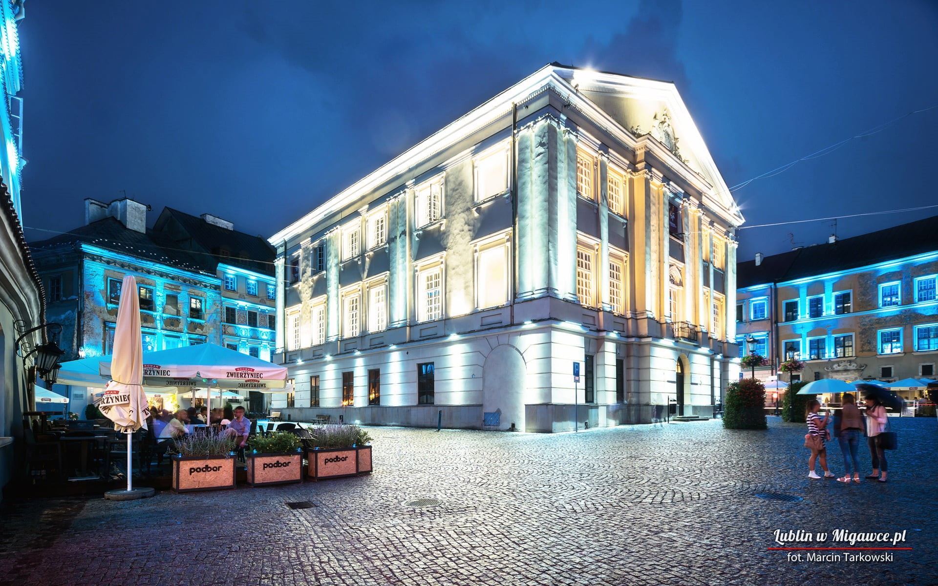 building exterior, adult, built structure, Lublin, men, illuminated, group of people, Europe, nightlife, transportation, incidental people, architecture, HD Wallpaper