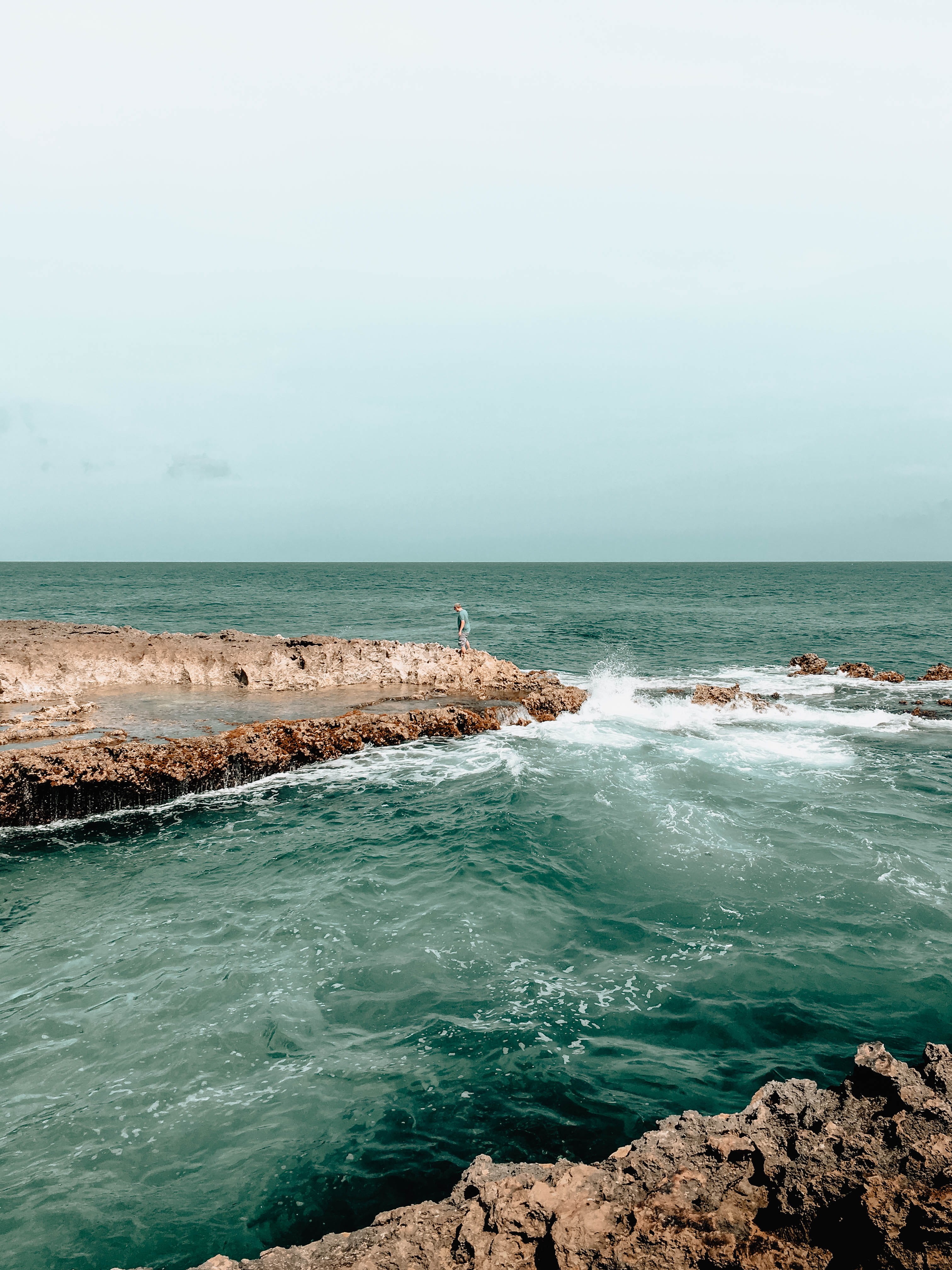 adventure, tranquil scene, horizon over water, love, day, splash, turquoise colored, rock - object, caribbean, aruba, nature, explore, teal, man, sea, sky, Phone HD Wallpaper