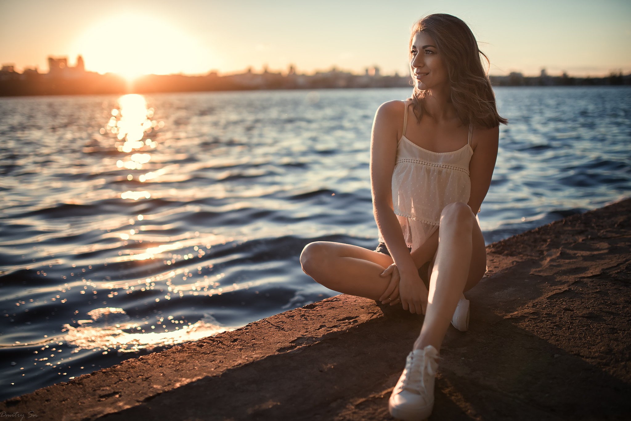 beauty in nature, women, sea, hairstyle, nature, concrete, wall, full length, cami, woman, sky, sneakers, portrait, lifestyles, leisure activity, white, HD Wallpaper