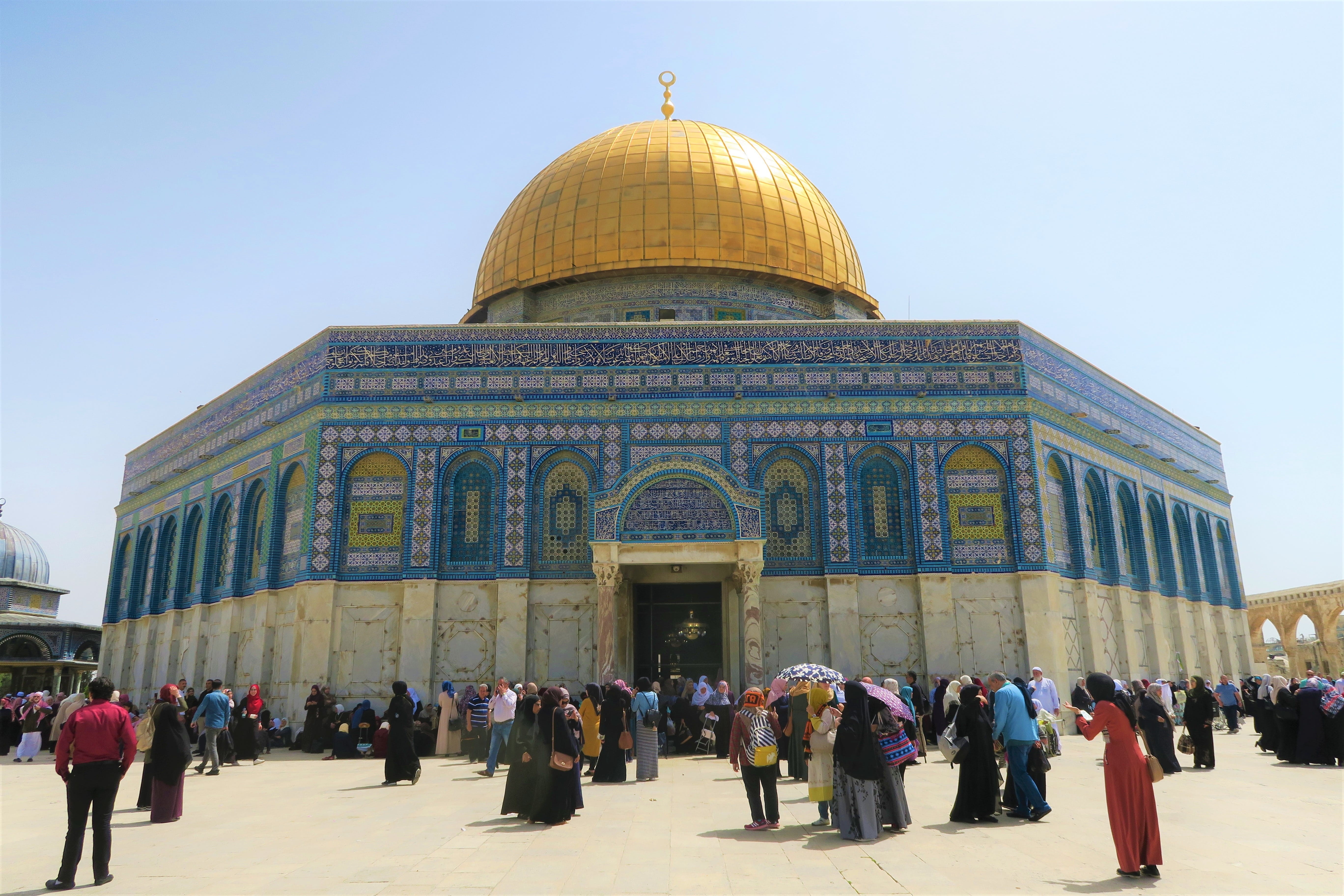 real people, heritage, belief, city, gold, group of people, masjid, large group of people, men, place of worship, cami, architecture, sky, religion, visit, HD Wallpaper