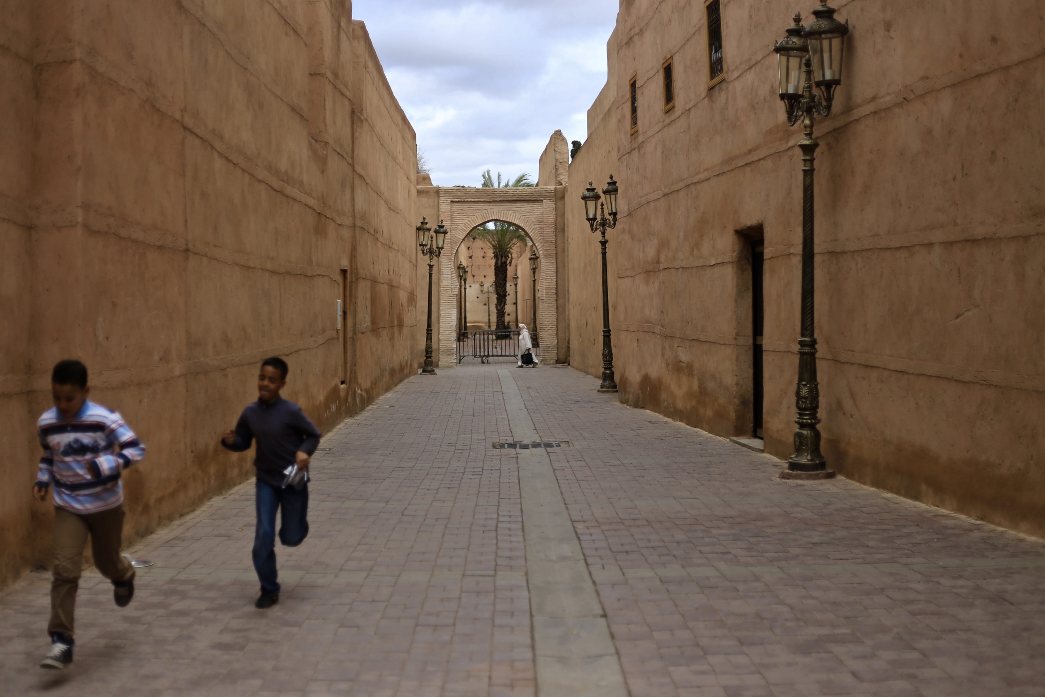 building, footpath, arch, women, building exterior, incidental people, paving stone, full length, men, direction, walking, outdoors, architecture, marrakesh, HD Wallpaper