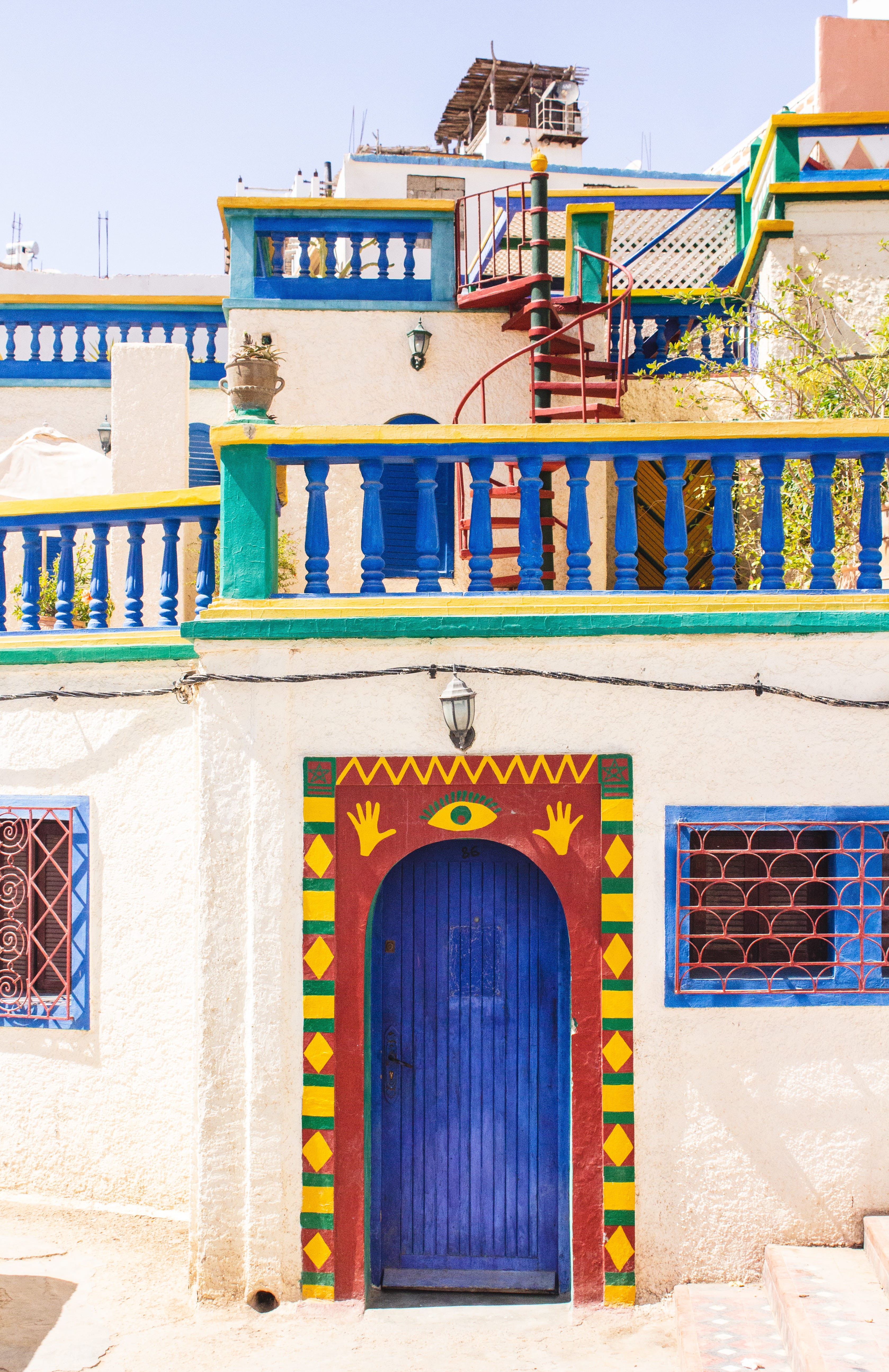 urban Scene, door, step, 5K, palace, building, house, doorway, urban, marrueco, rajasthan, culture, balcony, tourism, sunlight, bright, famous Place, africa, Phone HD Wallpaper