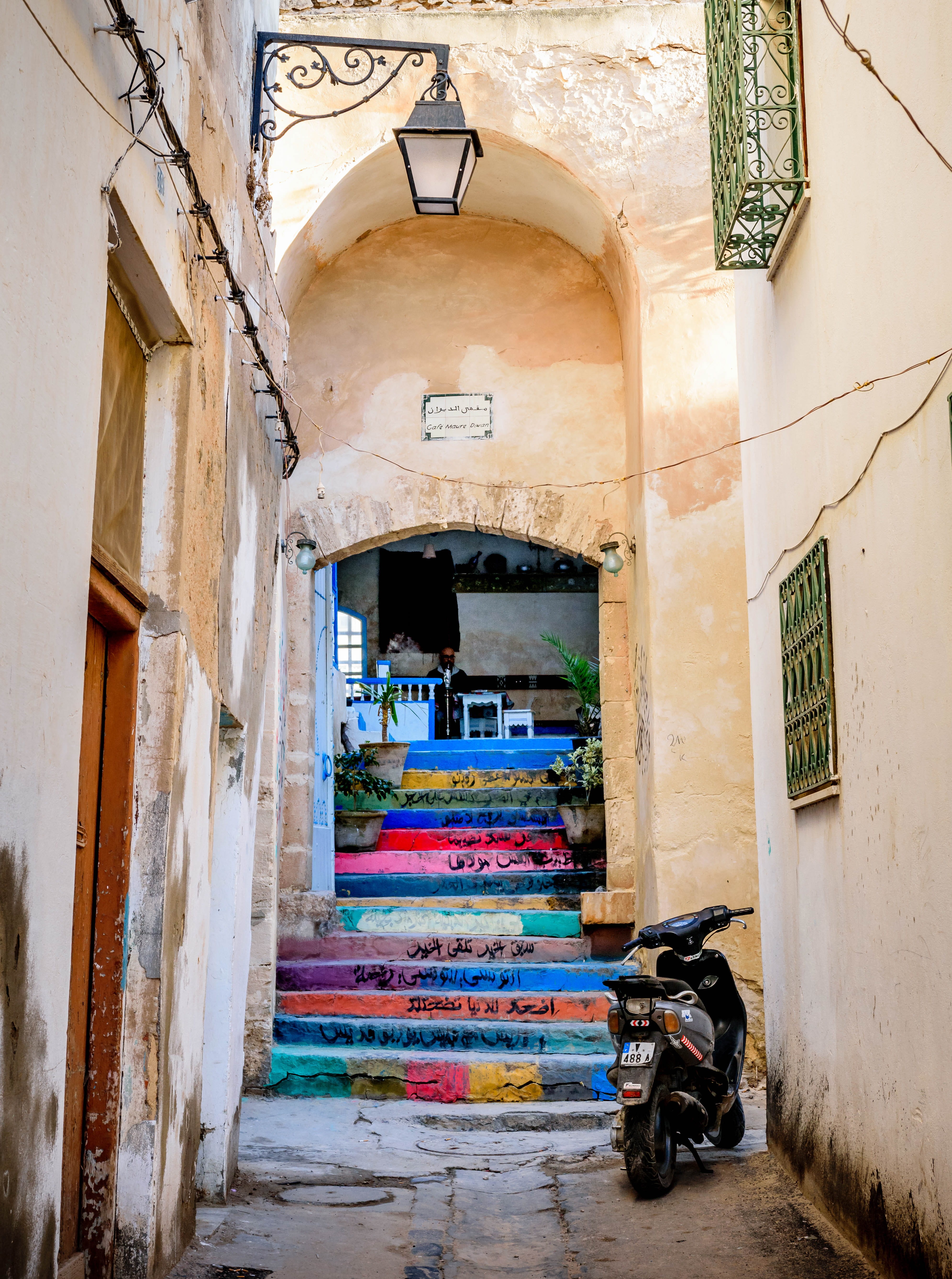 medina, built structure, old, 5K, tunisie, multi colored, wall - building feature, street, sfax, building exterior, stairs, damaged, going, people, upstairs, Phone HD Wallpaper