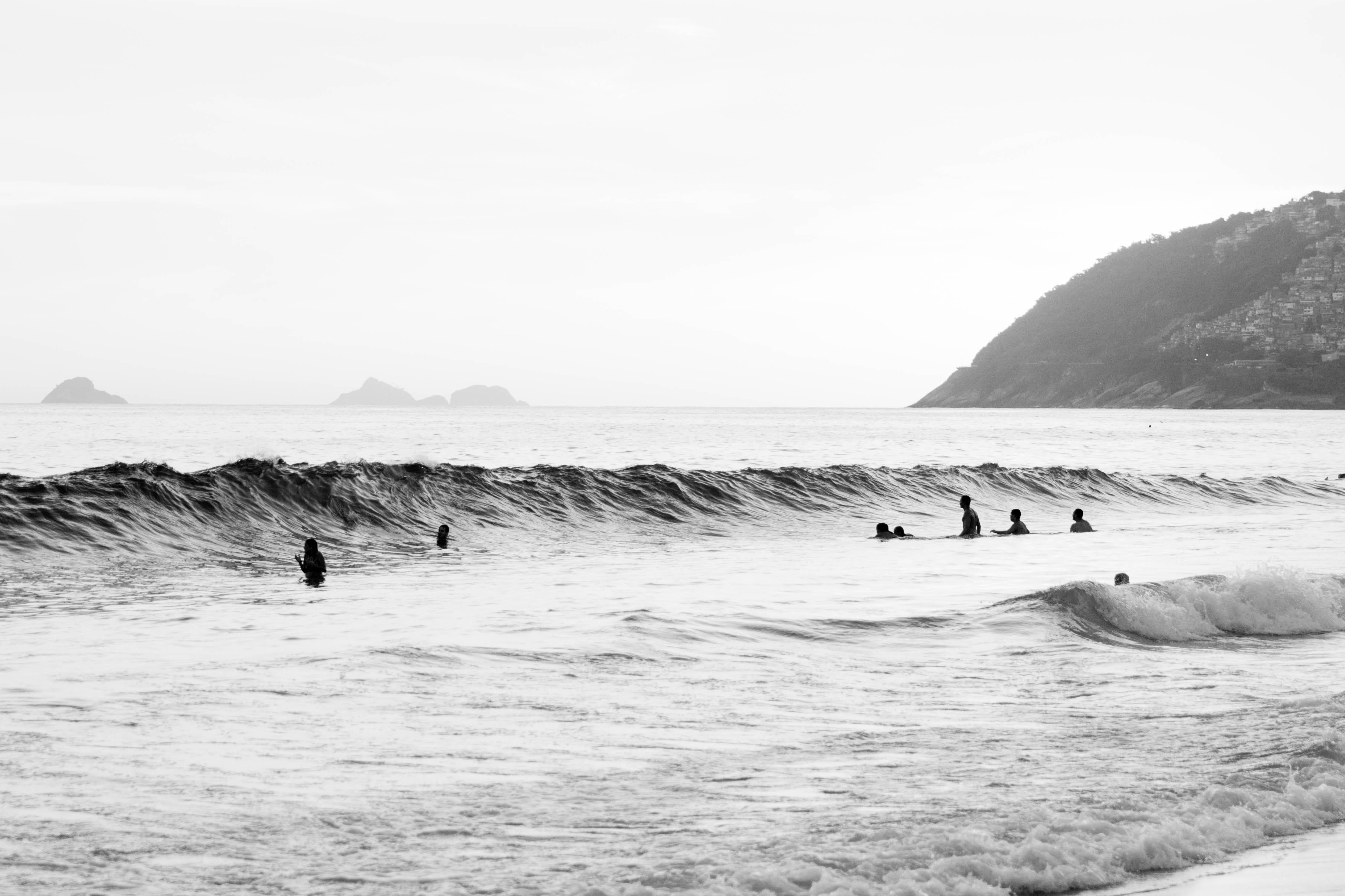 sky, vacations, beauty in nature, sport, ipanema, wave, horizon over water, group of people, summer, lifestyles, Ipanema, swimming, horizon, Rio De Janeiro, HD Wallpaper