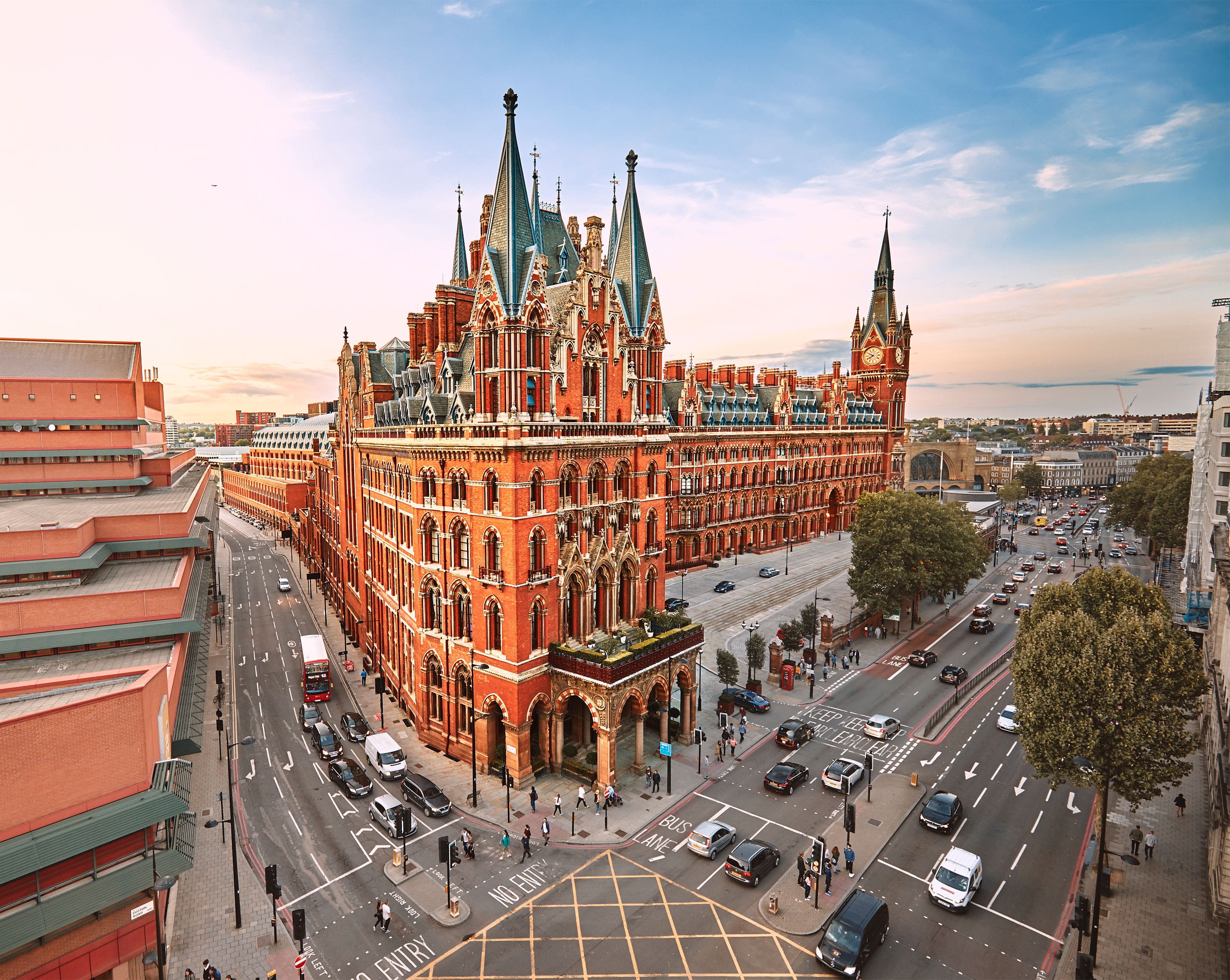 concrete, vehicle, metropolis, brown, automobile, building exterior, building, town, st pancras, person, outdoors, mode of transportation, sky, town square, HD Wallpaper