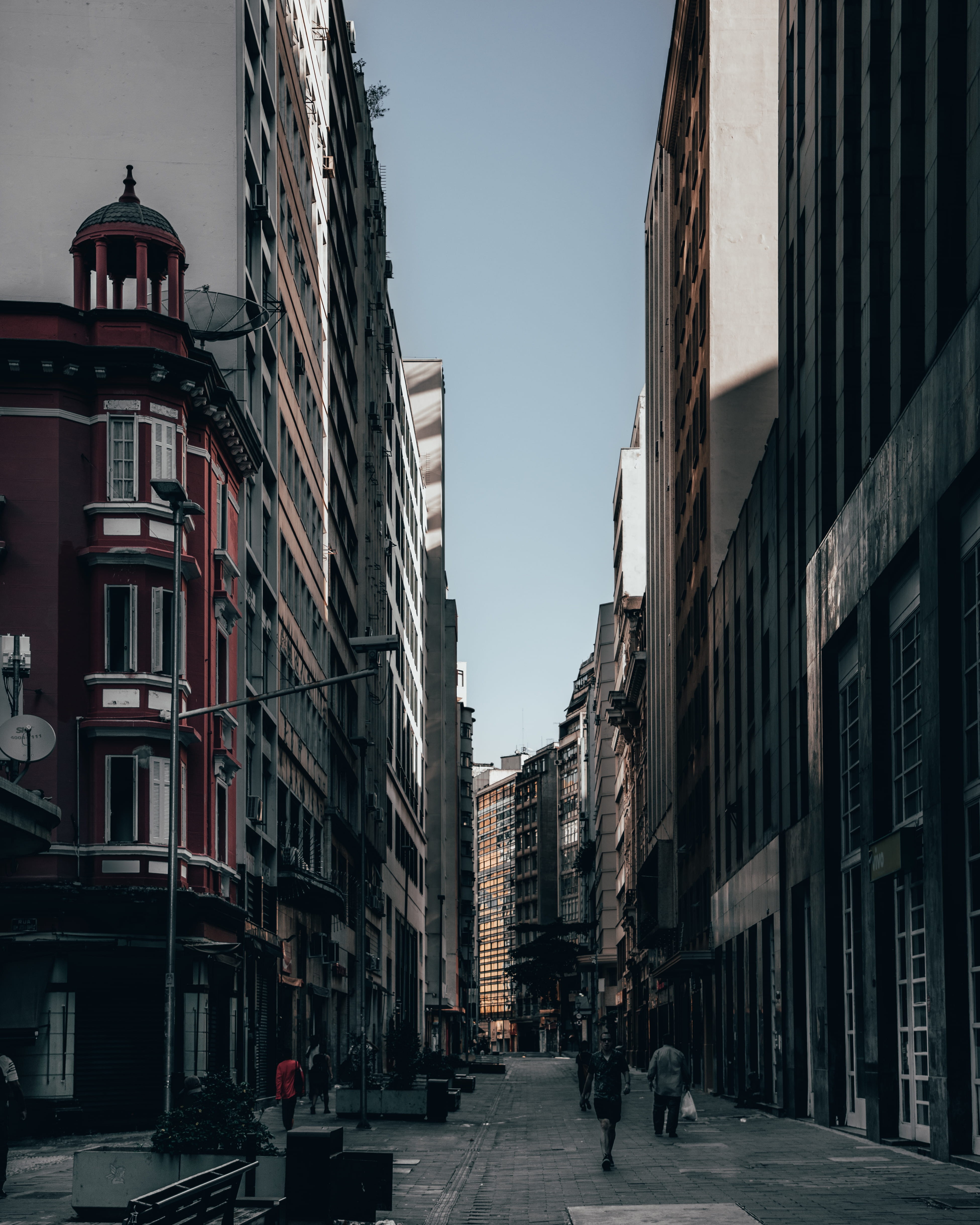 real people, sao paulo, sky, city life, outdoors, city street, window, walking, buildings, incidental people, transportation, day, clear sky, brazil, building exterior, Phone HD Wallpaper