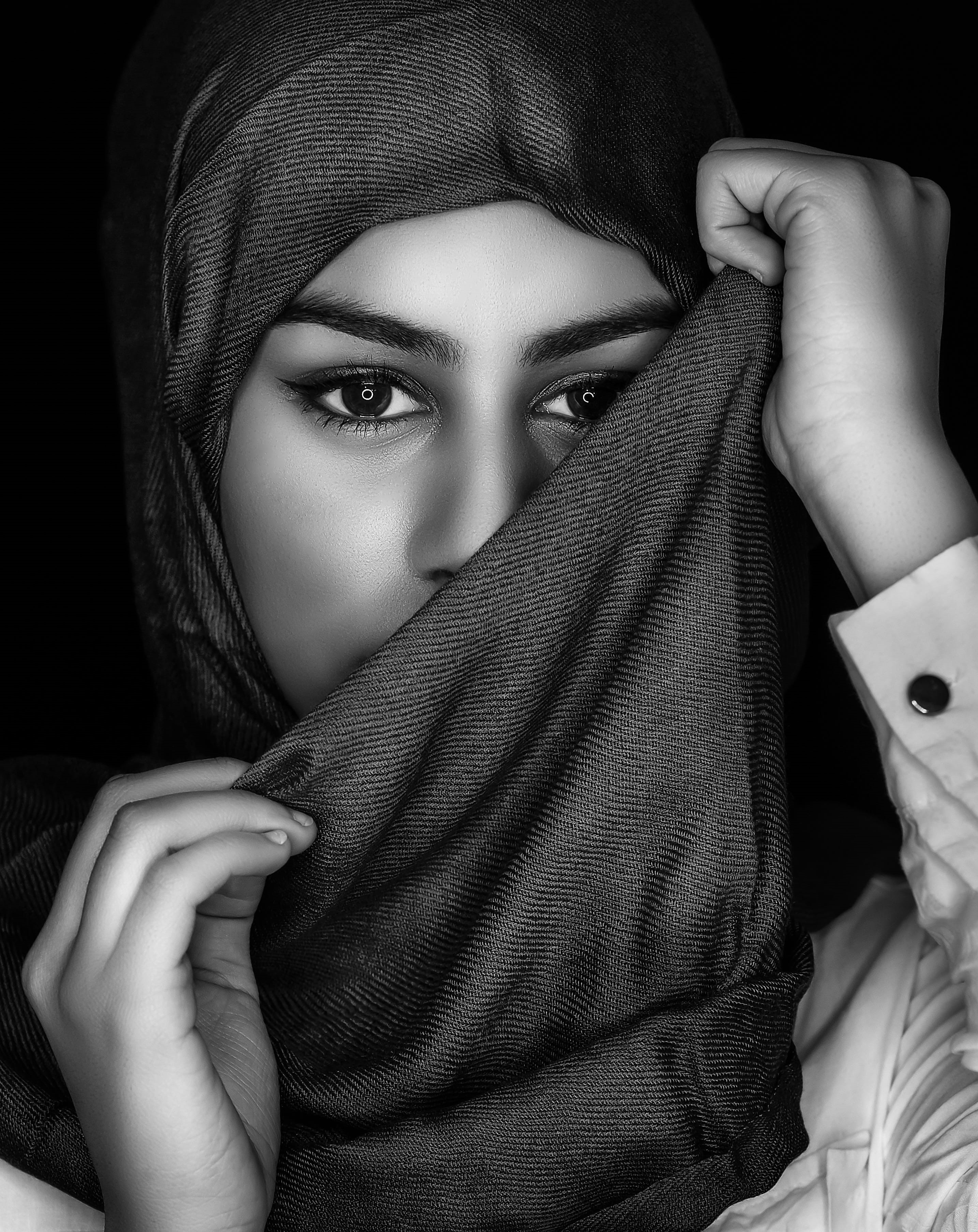 obscured face, young women, retrato, portrait, scarf, monocromia, fashion, beautiful woman, black background, se, looking at camera, human body part, hijab, Phone HD Wallpaper