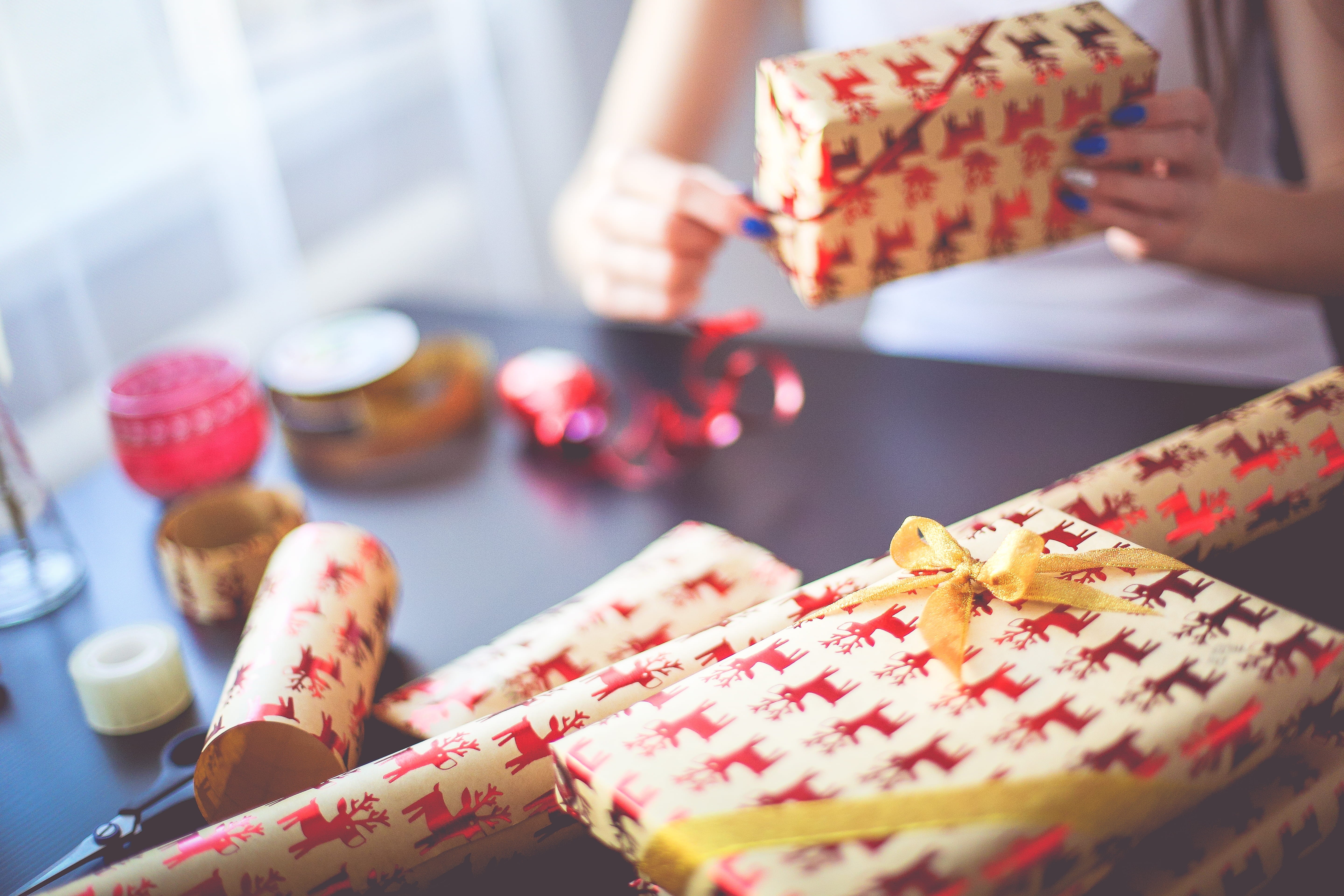 5K, human Hand, top, close-up, Christmas Gift, dessert, christmas decoration, human body part, cake, cooking, real people, girl, sweet Food, cookie, gifts, HD Wallpaper