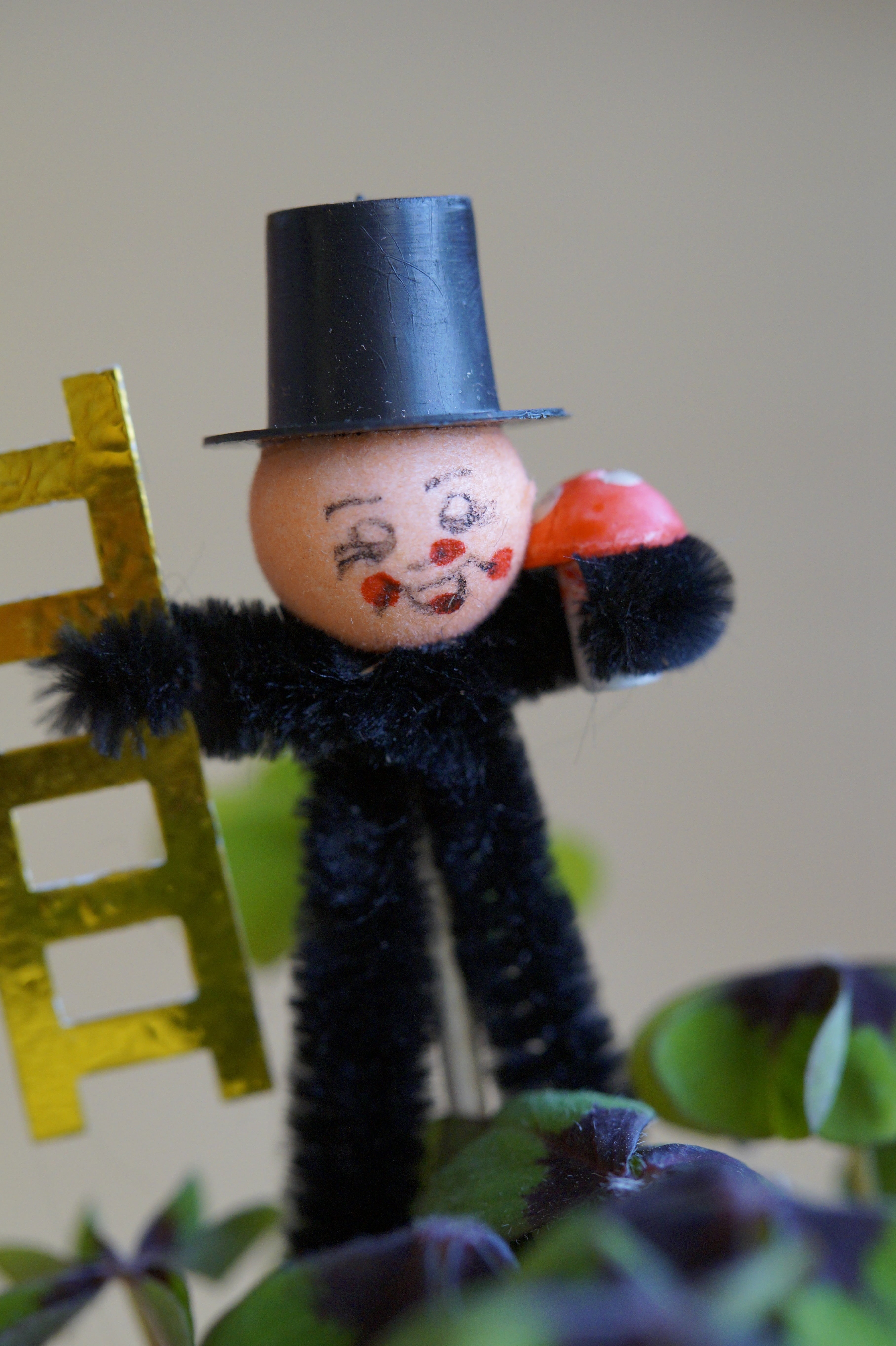 figure, celebration, festival, no people, desire, human representation, lucky messenger, art and craft, indoors, plant, new years eve, male likeness, stuffed toy, Phone HD Wallpaper