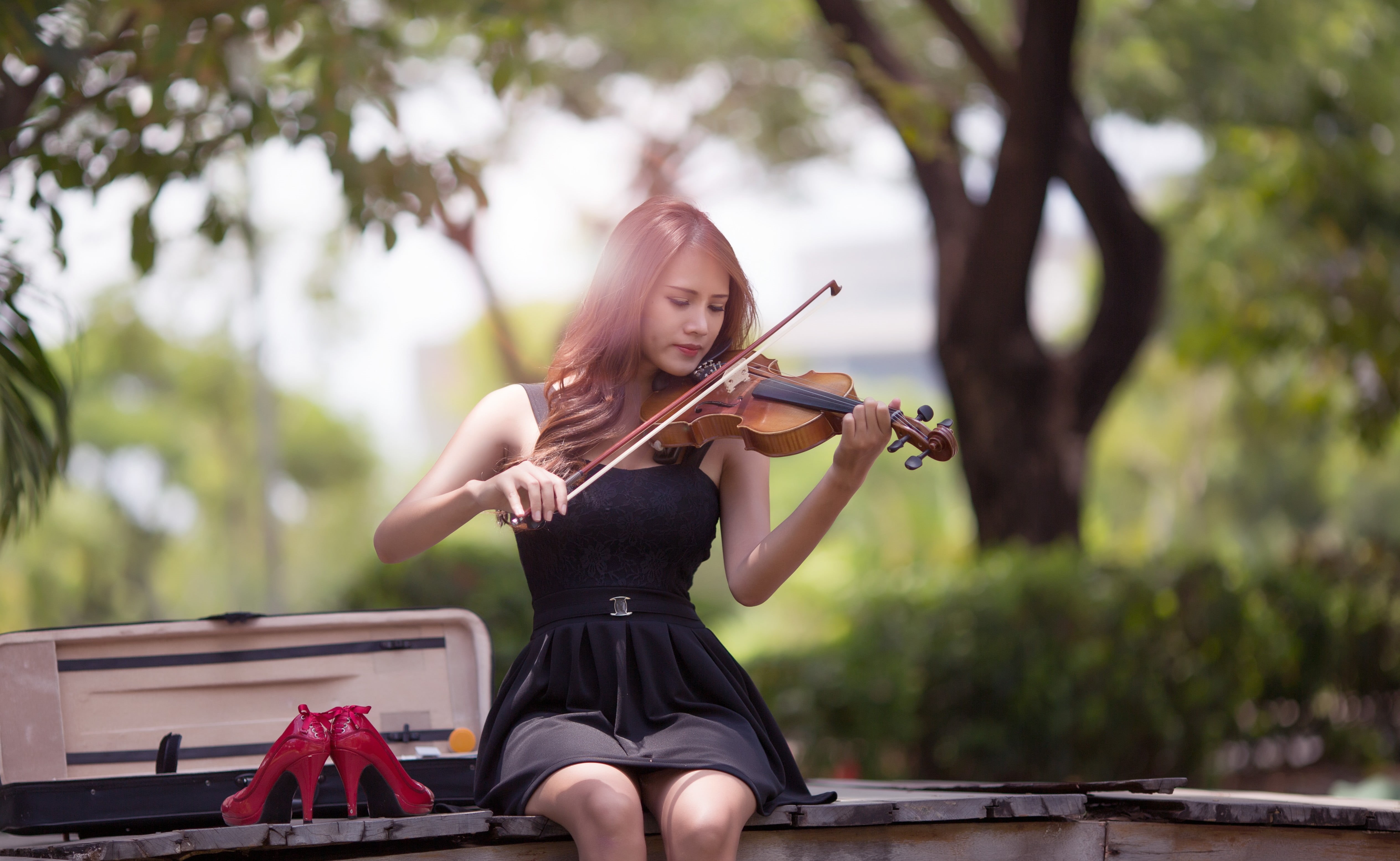 musician, musical equipment, musical instrument, string instrument, fashion, 4K, young women, hairstyle, skill, women, playing, music, arts culture and entertainment, HD Wallpaper