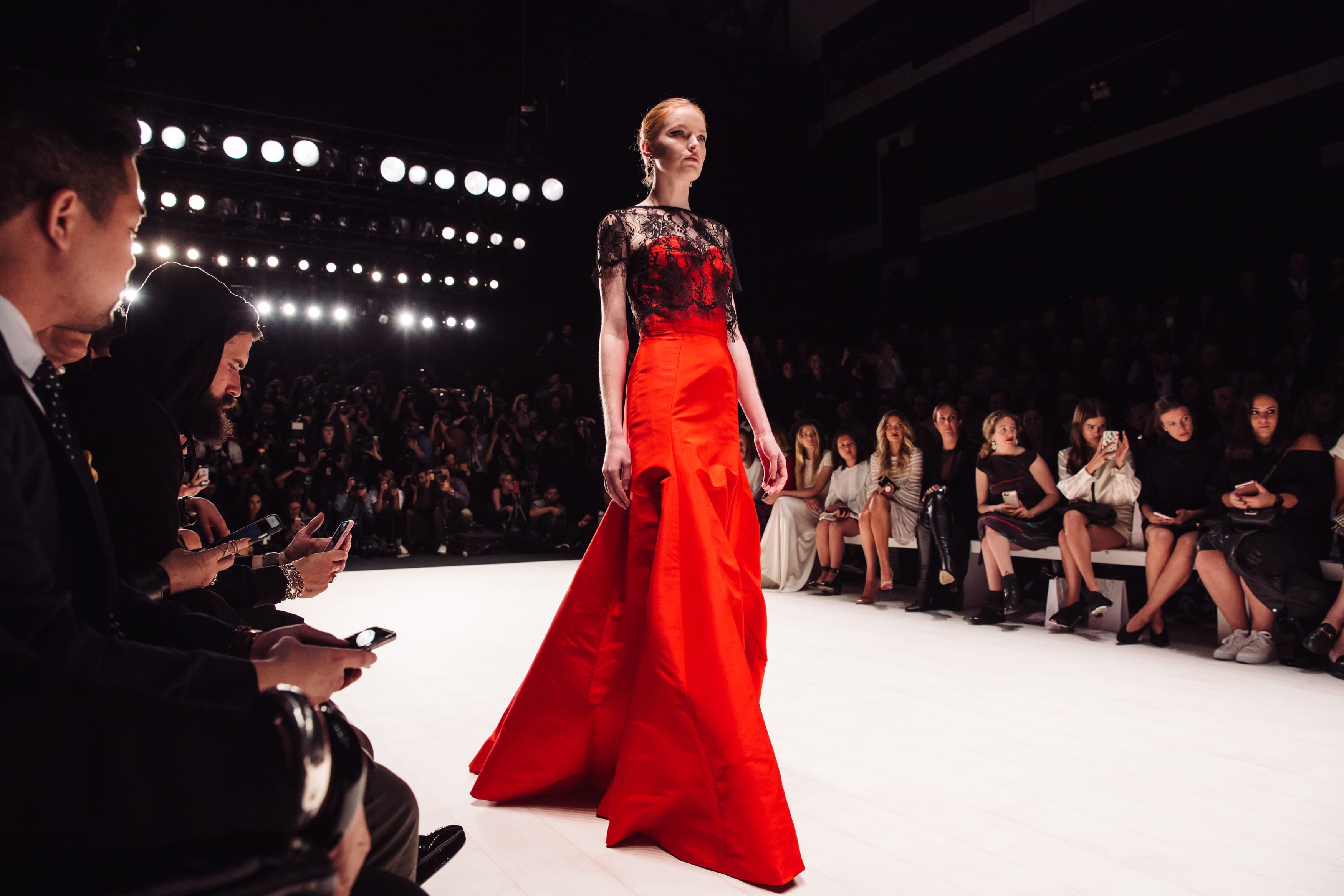 full length, performance, females, group of people, model, males, large group of people, arts culture and entertainment, fashion week, crowd, real people, HD Wallpaper