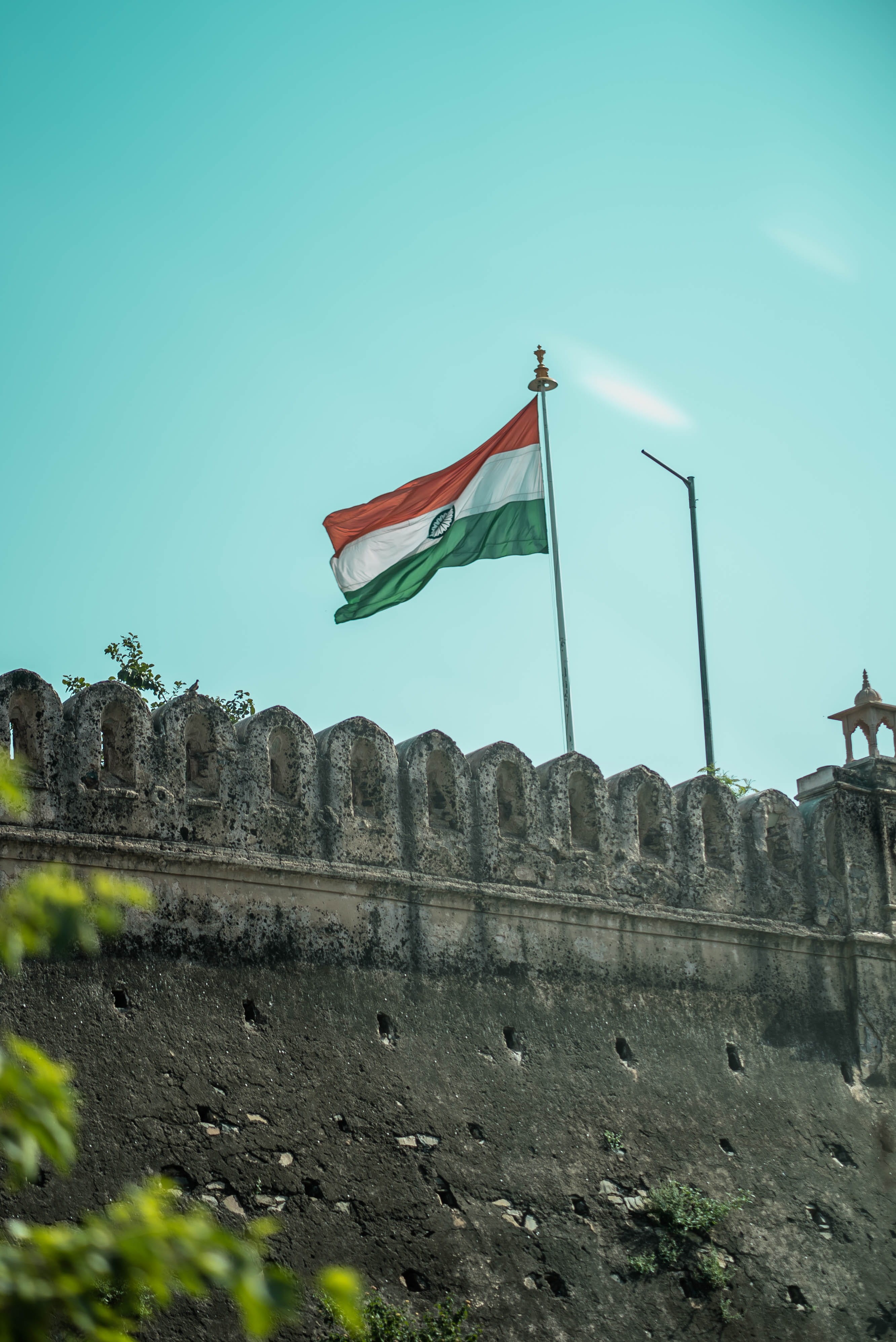 india, no people, american flag, wind, building exterior, outdoors, rajastahn, low angle view, symbol, independence, animal, bird, travel destinations, Phone HD Wallpaper