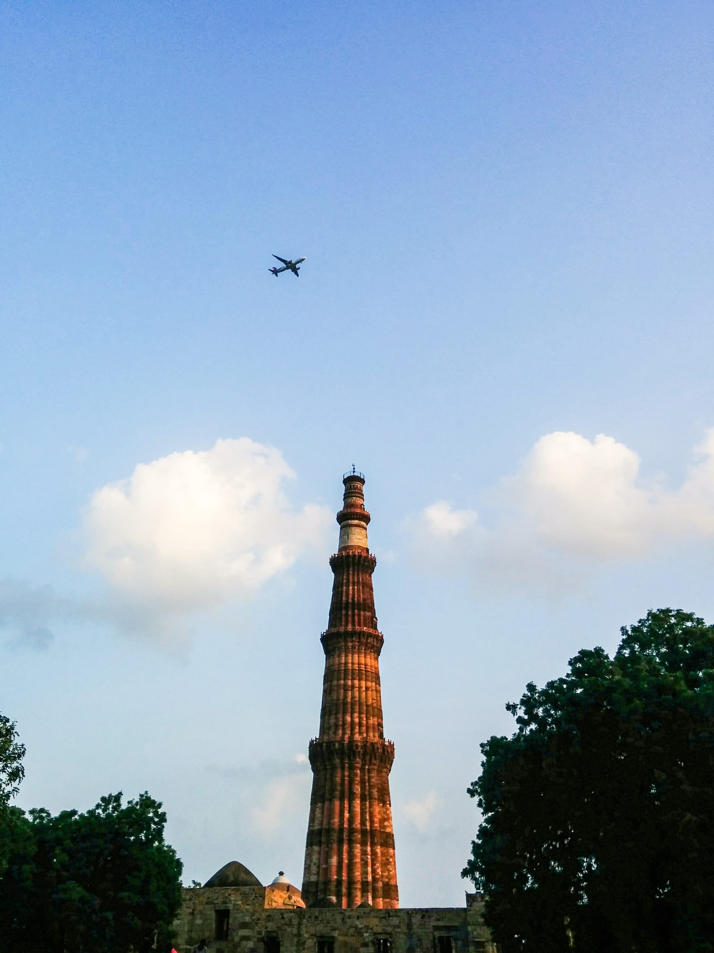 plant, clearsky, transportation, nature, travel, new delhi, building exterior, blue, mode of transportation, no people, qutub minar, airplane, mid-air, Phone HD Wallpaper