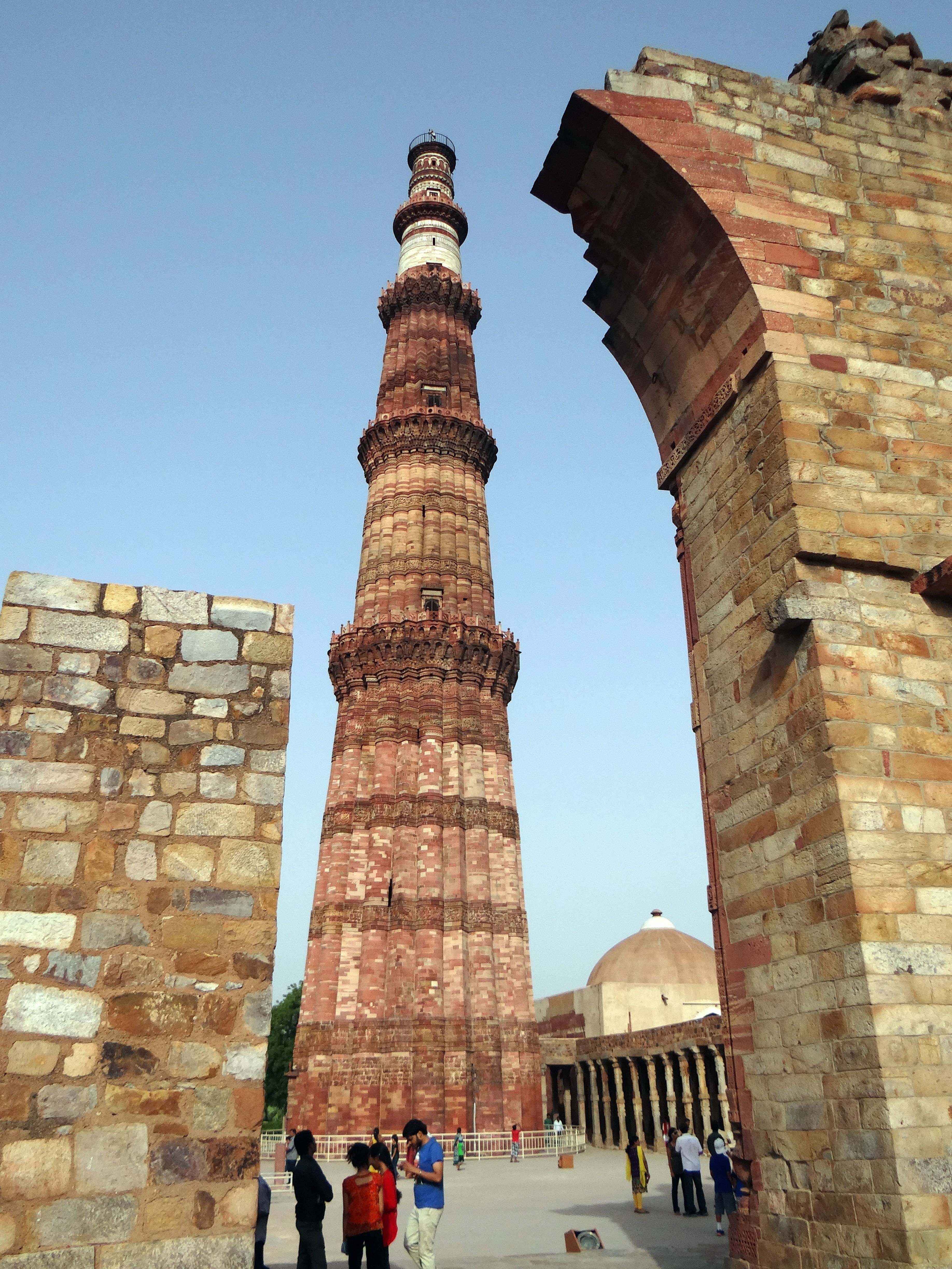 day, men, carved, islamic monument, delhi, sky, arch, tourism, qutub minar, architectural column, qutab, nature, built structure, mughal, wall, travel, Phone HD Wallpaper