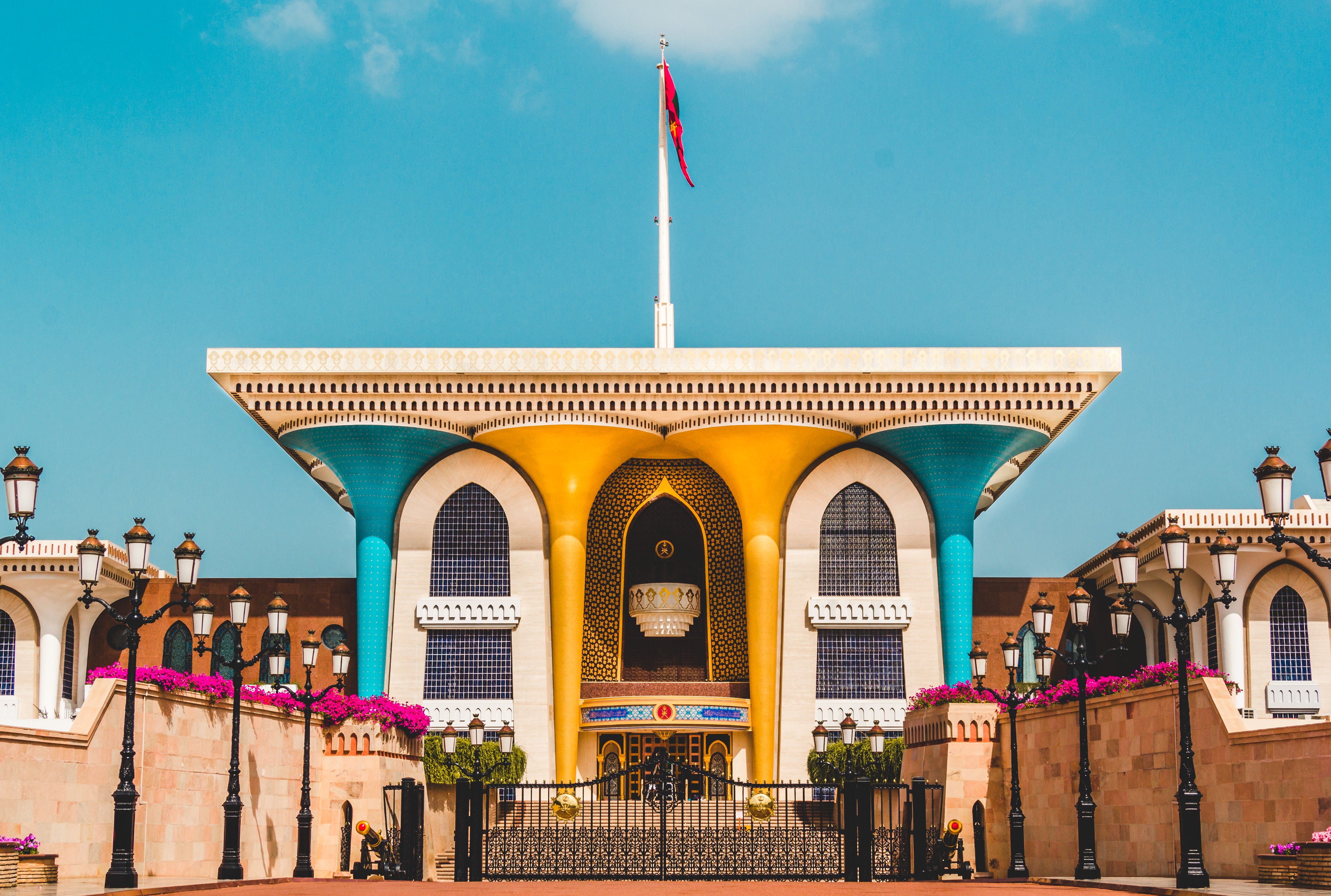 oman, rich, king, architectural column, travel destinations, arch, travel, sultans palace, flag, 4K, sultan, group of people, incidental people, built structure, HD Wallpaper
