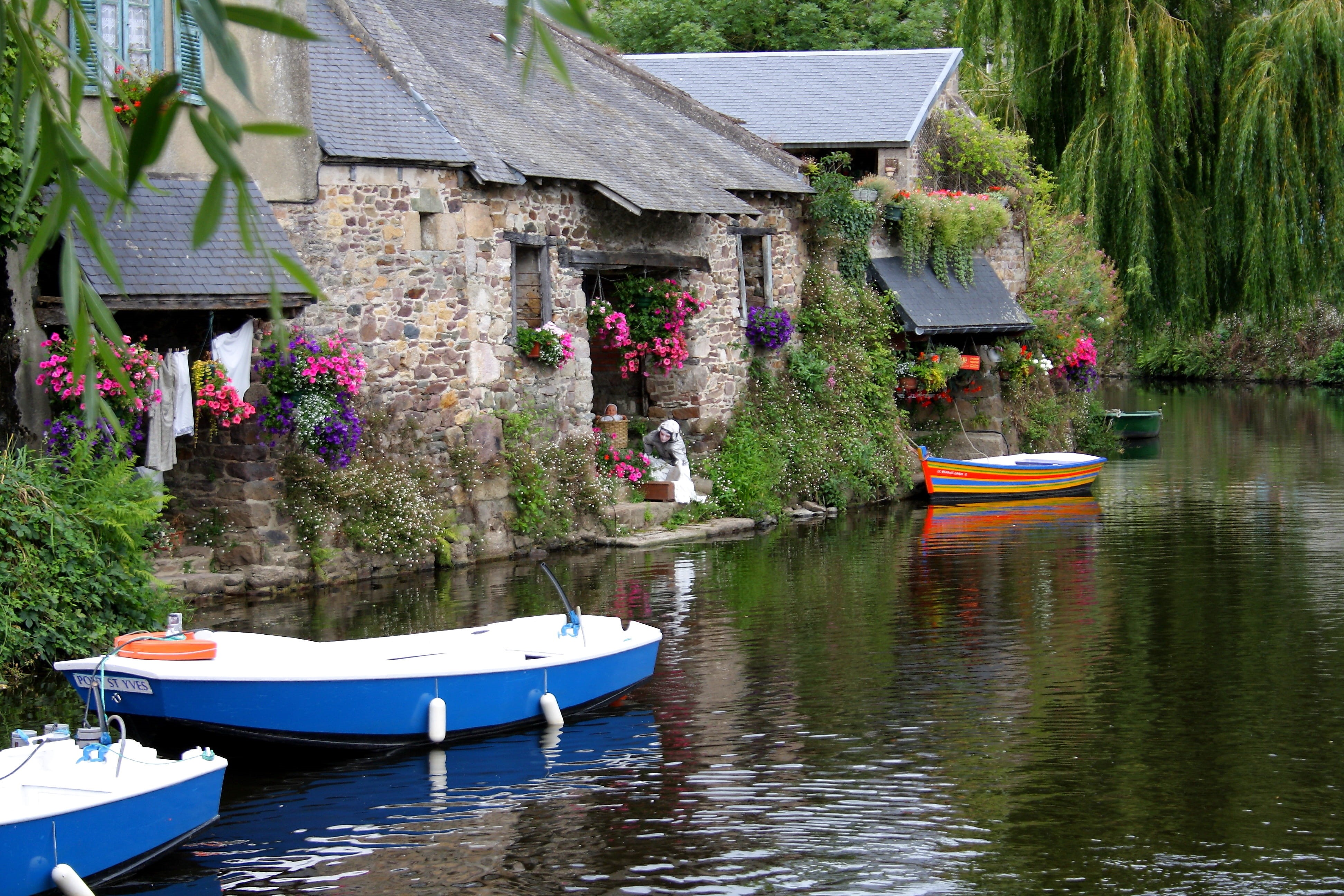 wash-house, building exterior, 4K, waterfront, boats, home, building, architecture, plant, near, beauty in nature, water, tree, rowboat, built structure, HD Wallpaper