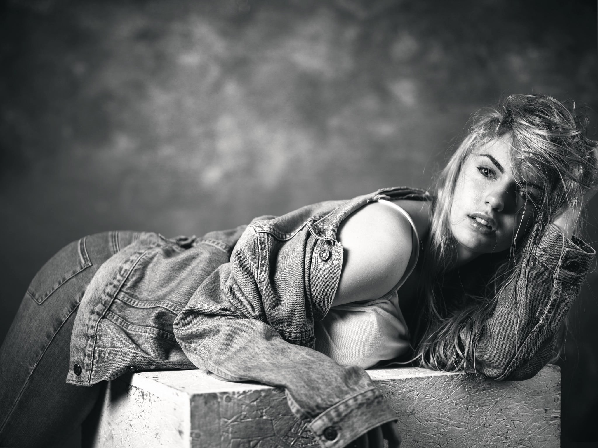 looking at camera, leisure activity, lifestyles, bent over, jeans, hairstyle, hands on head, 1080P, monochrome, model, real people, young adult, beauty, HD Wallpaper