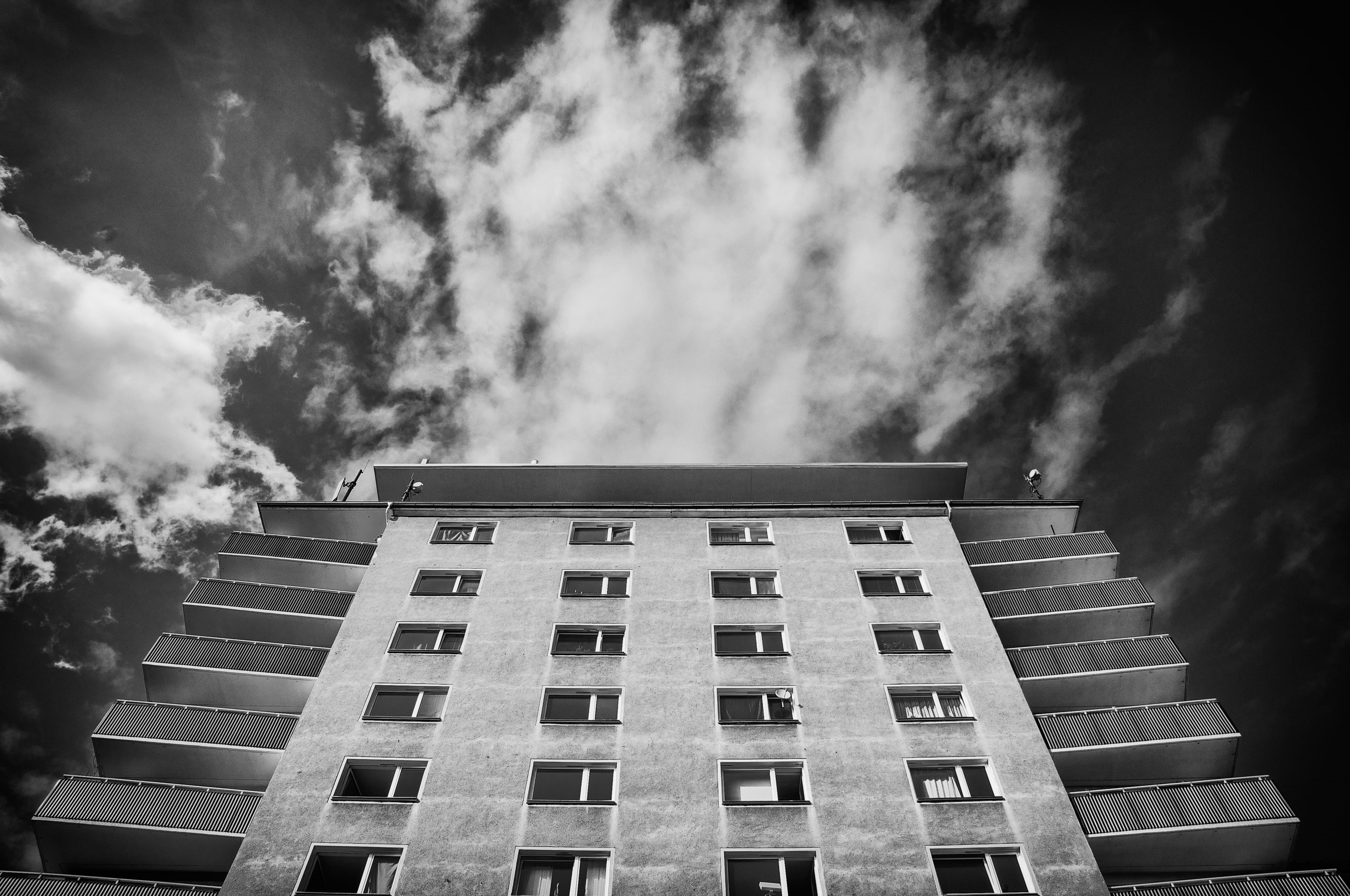 concrete, block, house, edificio, built structure, nature, cloud - sky, city, grayscale, apartment, housing development, arquitectura, day, sky, window, HD Wallpaper