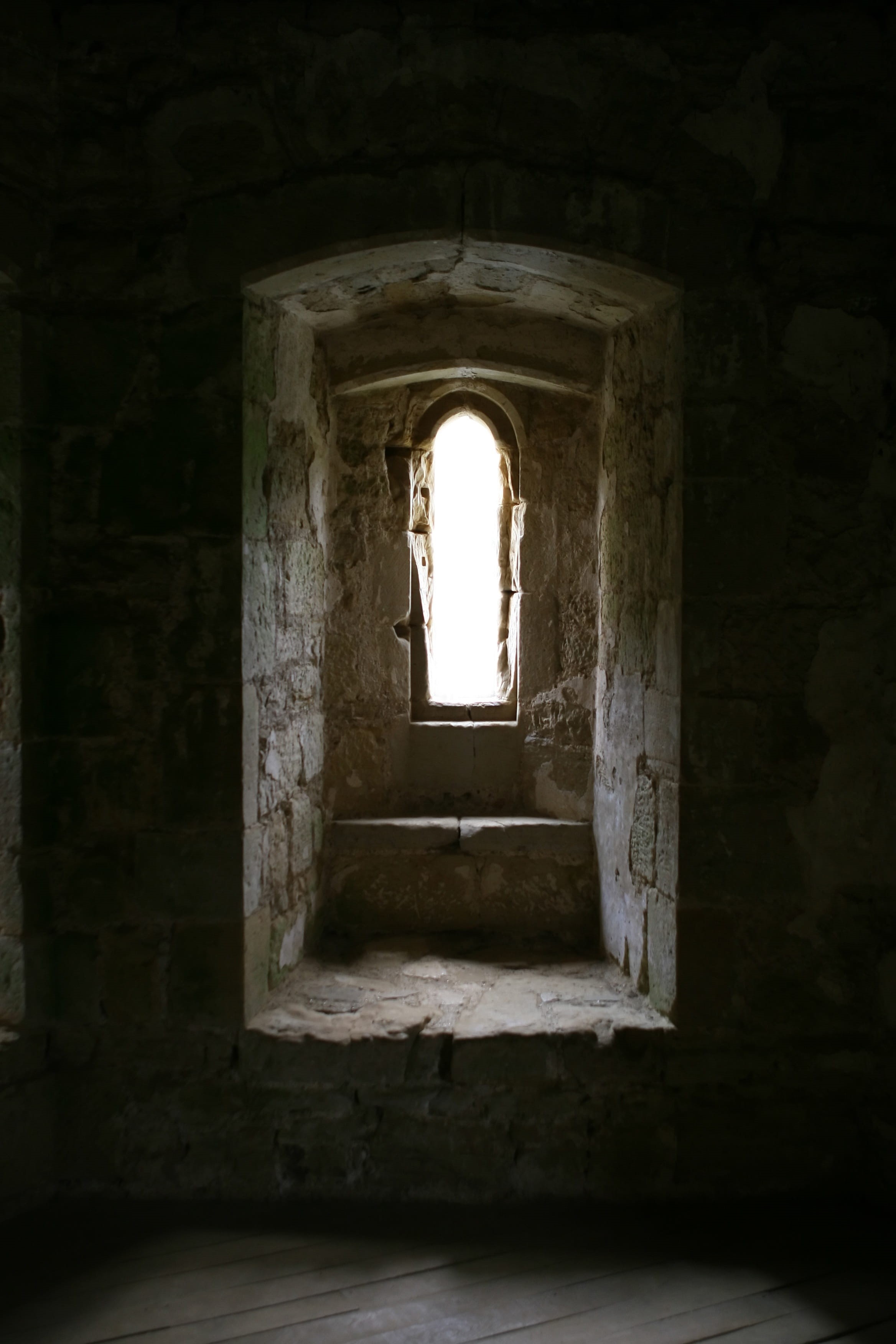 medieval, history, 2K, arch, Archery, architecture, english, wall - building feature, structure, British, stone, day, old ruin, fortified, slit, survival, Phone HD Wallpaper