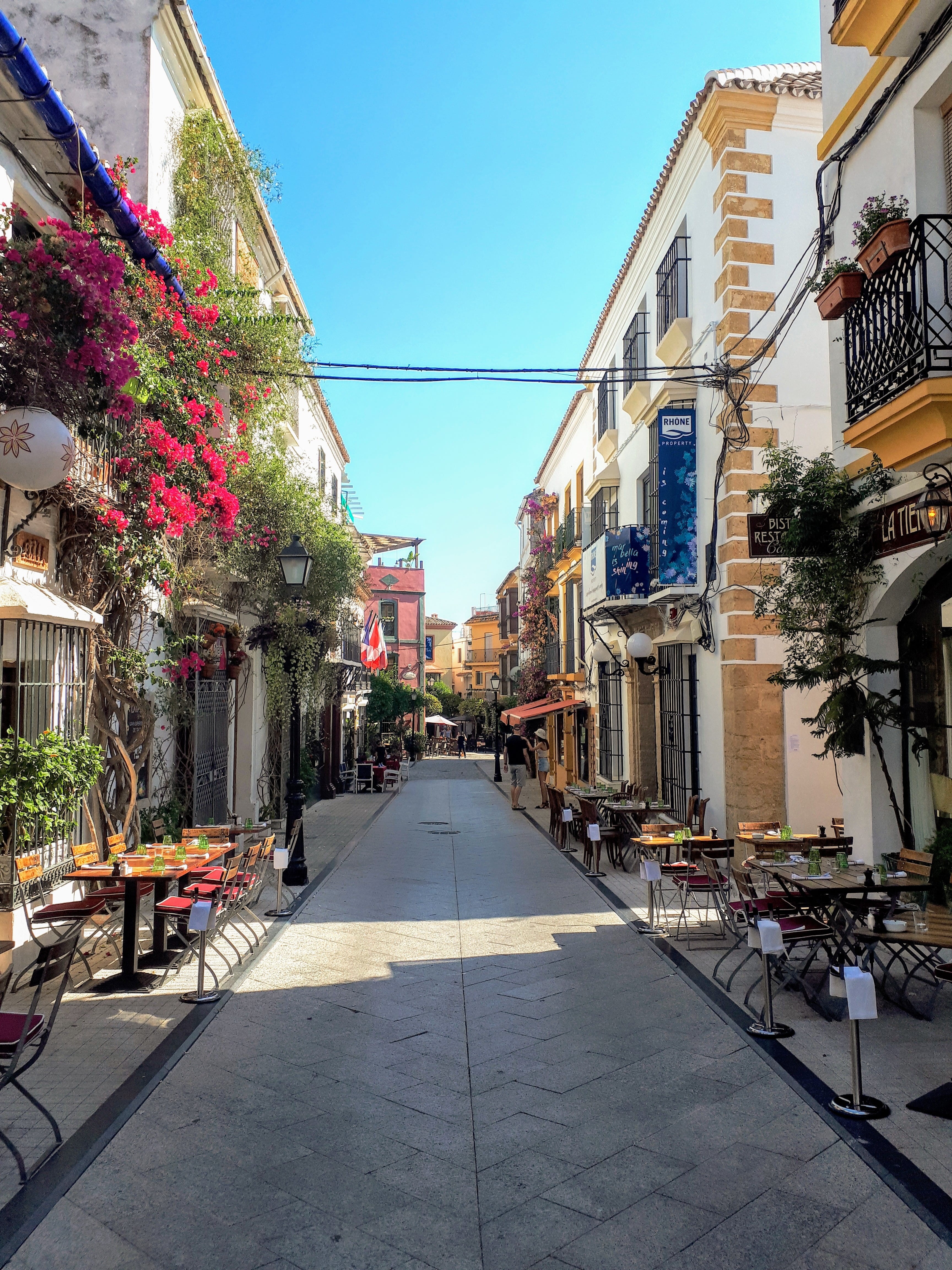 building exterior, day, sunlight, street, residential district, diminishing perspective, long, built structure, outdoors, potted plant, marbella, the way forward, Phone HD Wallpaper
