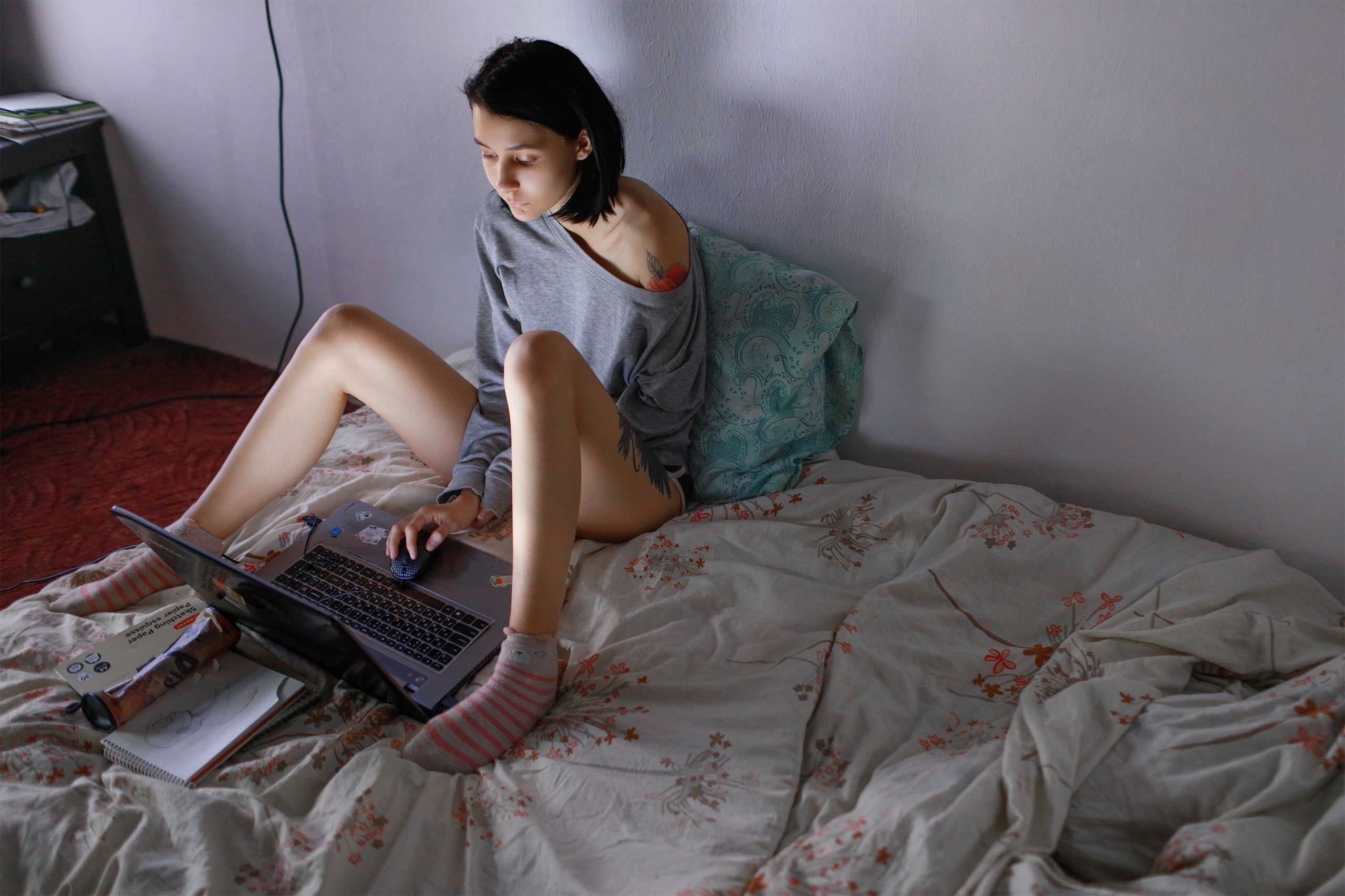domestic room, home interior, bare shoulders, communication, 2K, one person, lifestyles, computer mice, Vlada Heidrich, wireless technology, short shorts, HD Wallpaper