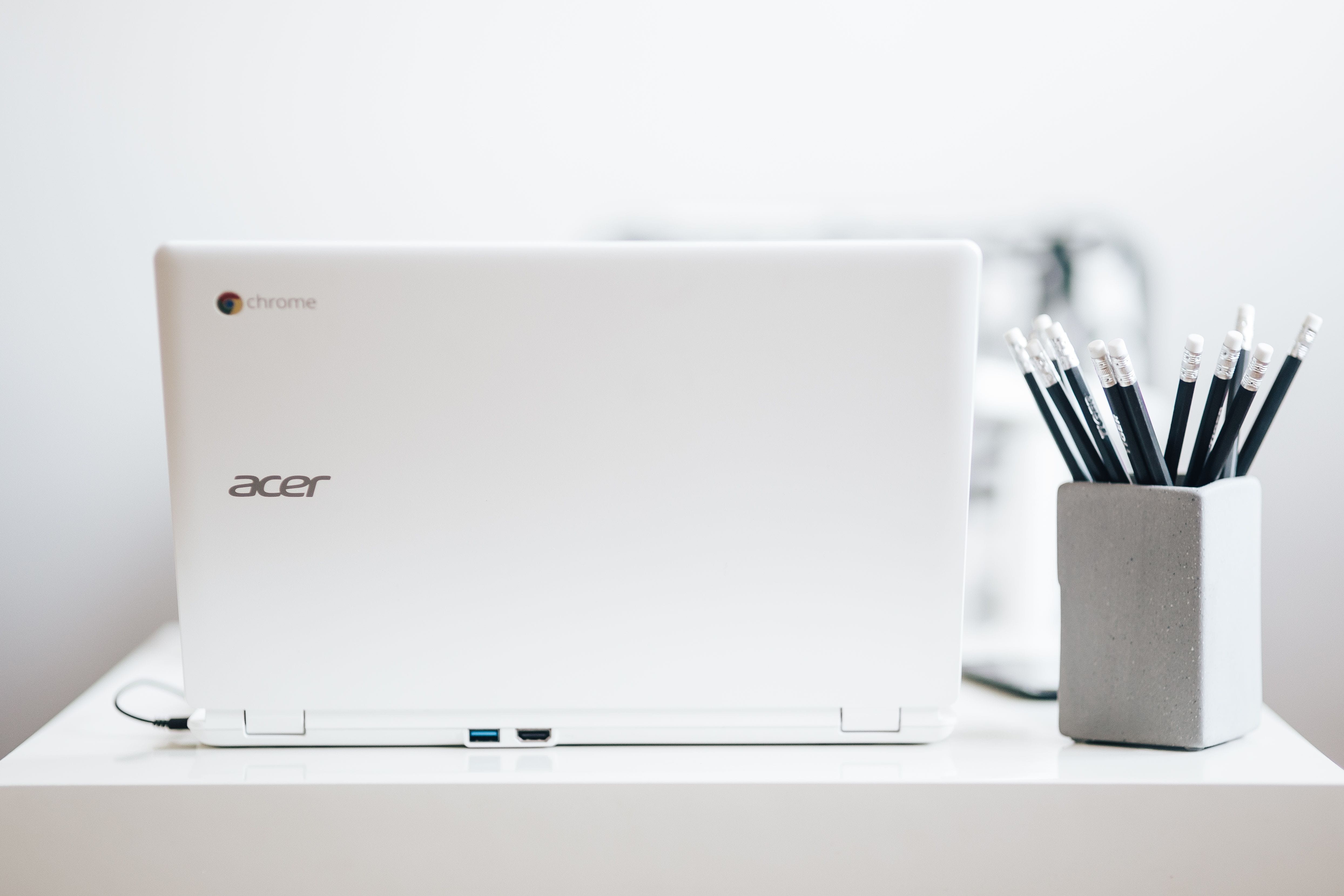 copy space, white background, pencil, pencils, desk organizer, pen, technology, White, indoors, day, notebook, white color, business, furniture, close-up, HD Wallpaper