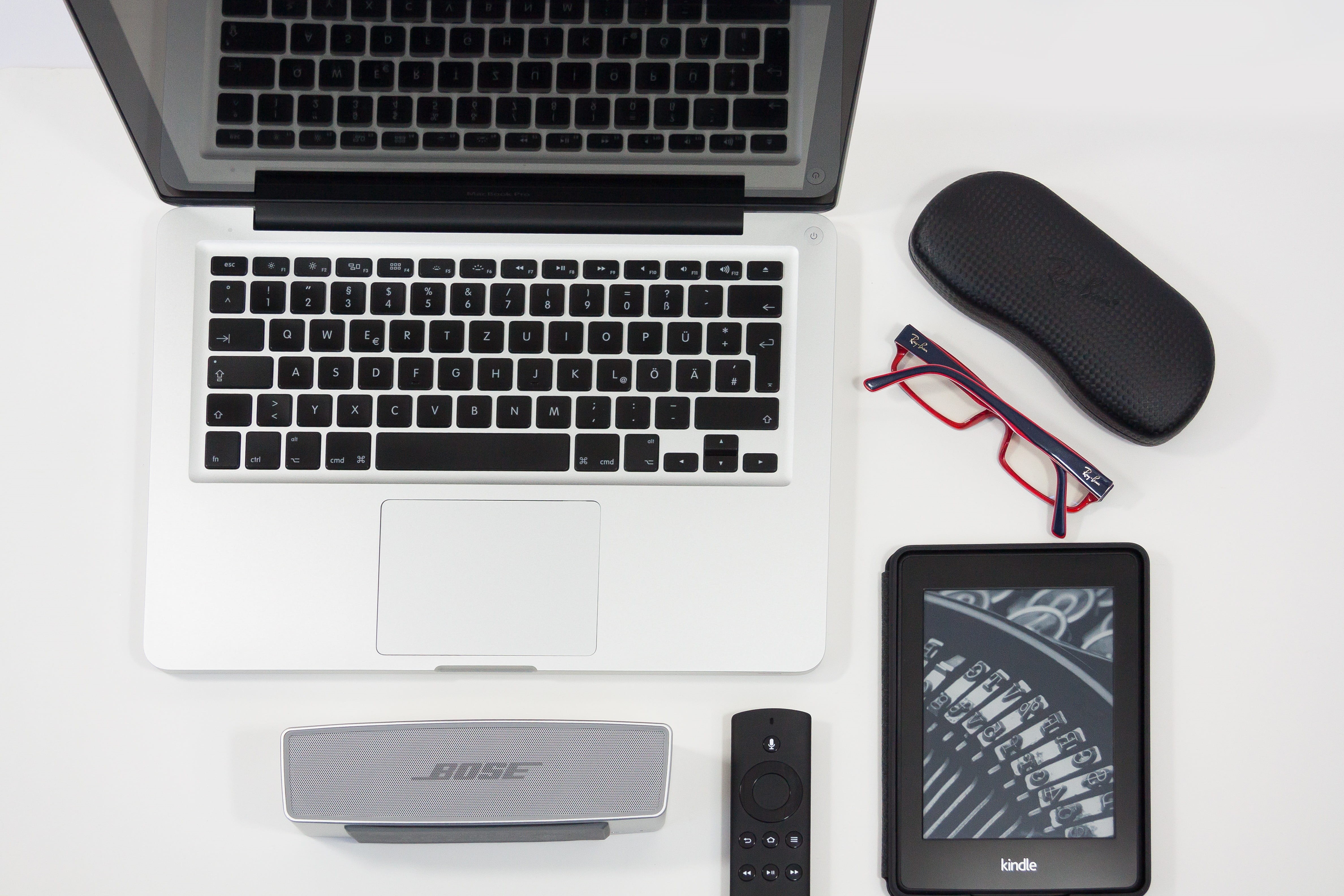 studio shot, technology, keyboard, directly above, furniture, pc, glasses case, connection, beside, mac book, modern, flat design, speakers, e, computer keyboard, HD Wallpaper