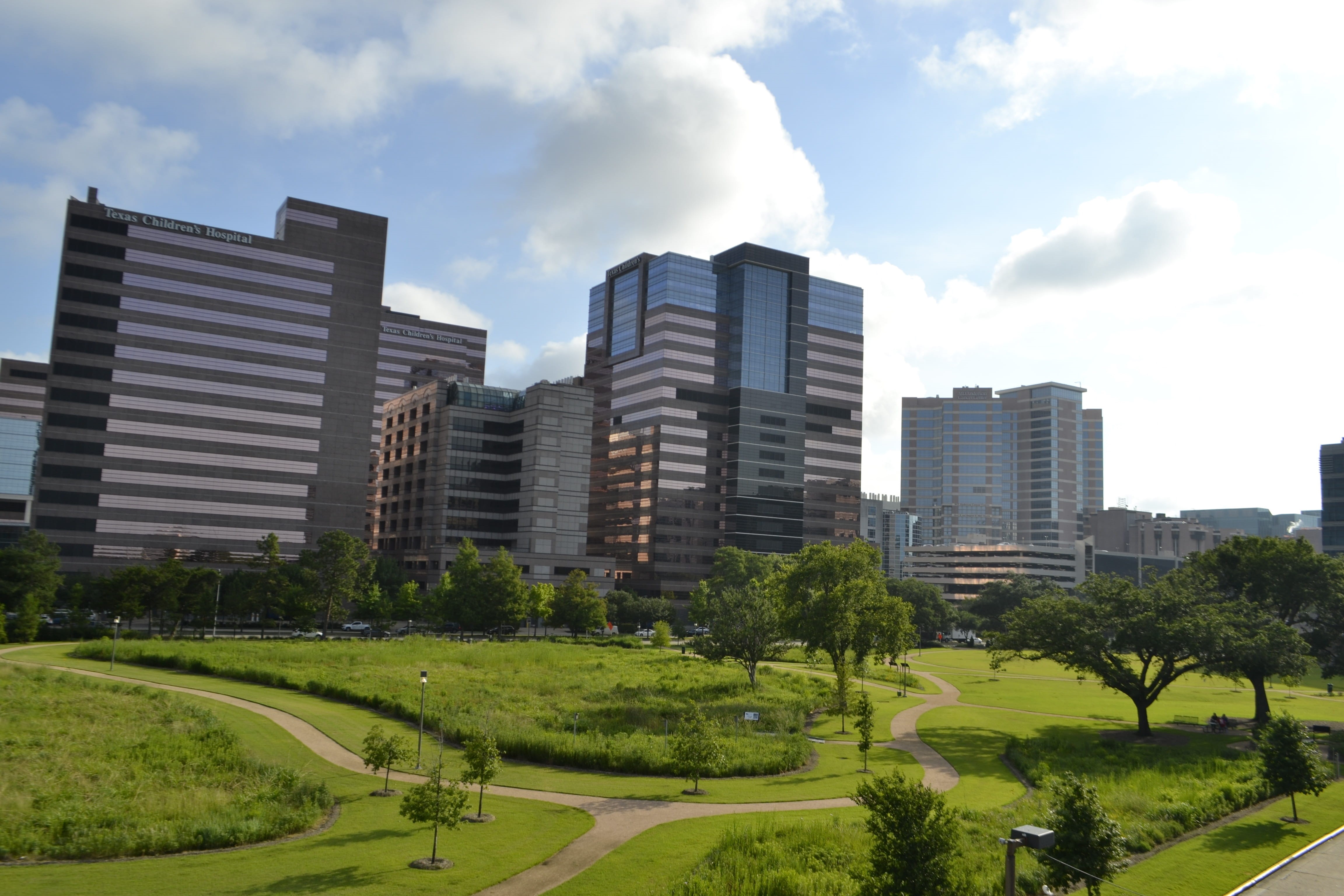 building exterior, real-estate, day, residential, outdoors, lease, grass, commercial, no people, condominium, tall - high, built structure, apartment, skyline, HD Wallpaper
