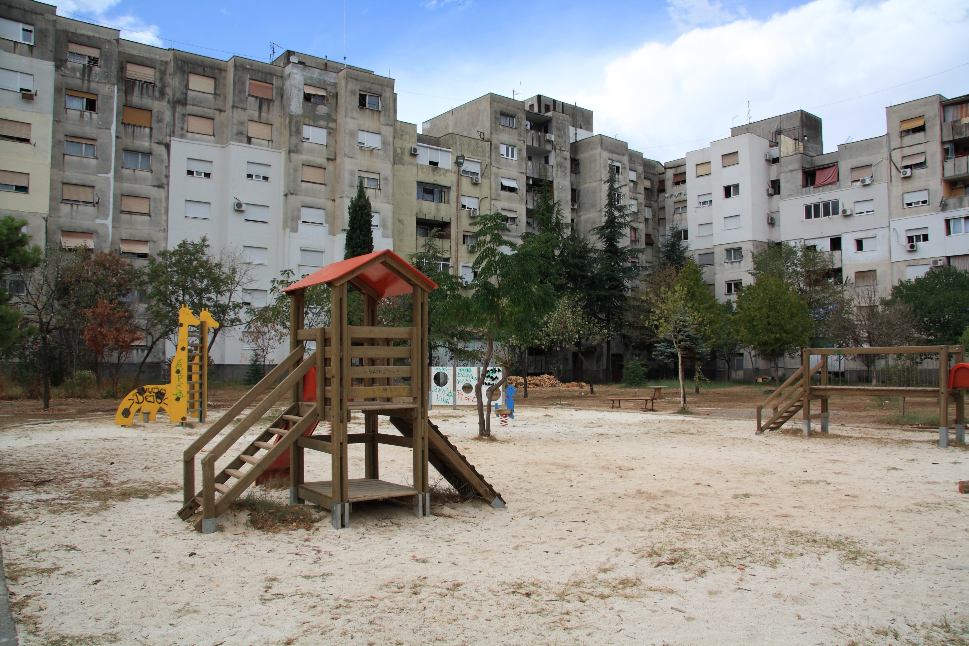plant, residential district, building, empty, seat, built structure, no people, flat, outdoor play equipment, jungle gym, tree, podgorica, park - man made space, HD Wallpaper