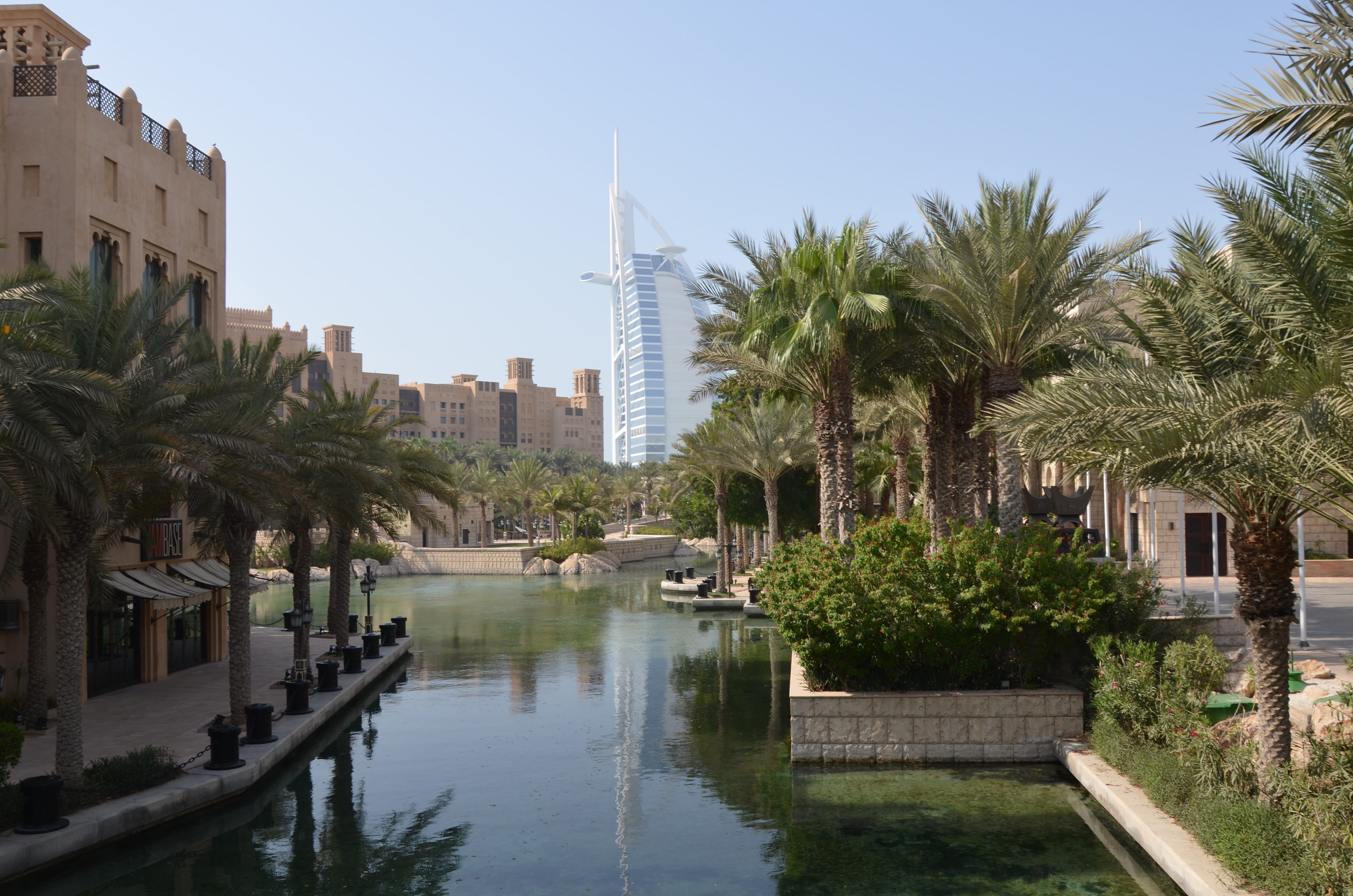 outdoors, building, 4K, dubai, modern, architecture, plant, office building exterior, river, waterfront, day, sun, vacations, built structure, tropical climate, HD Wallpaper