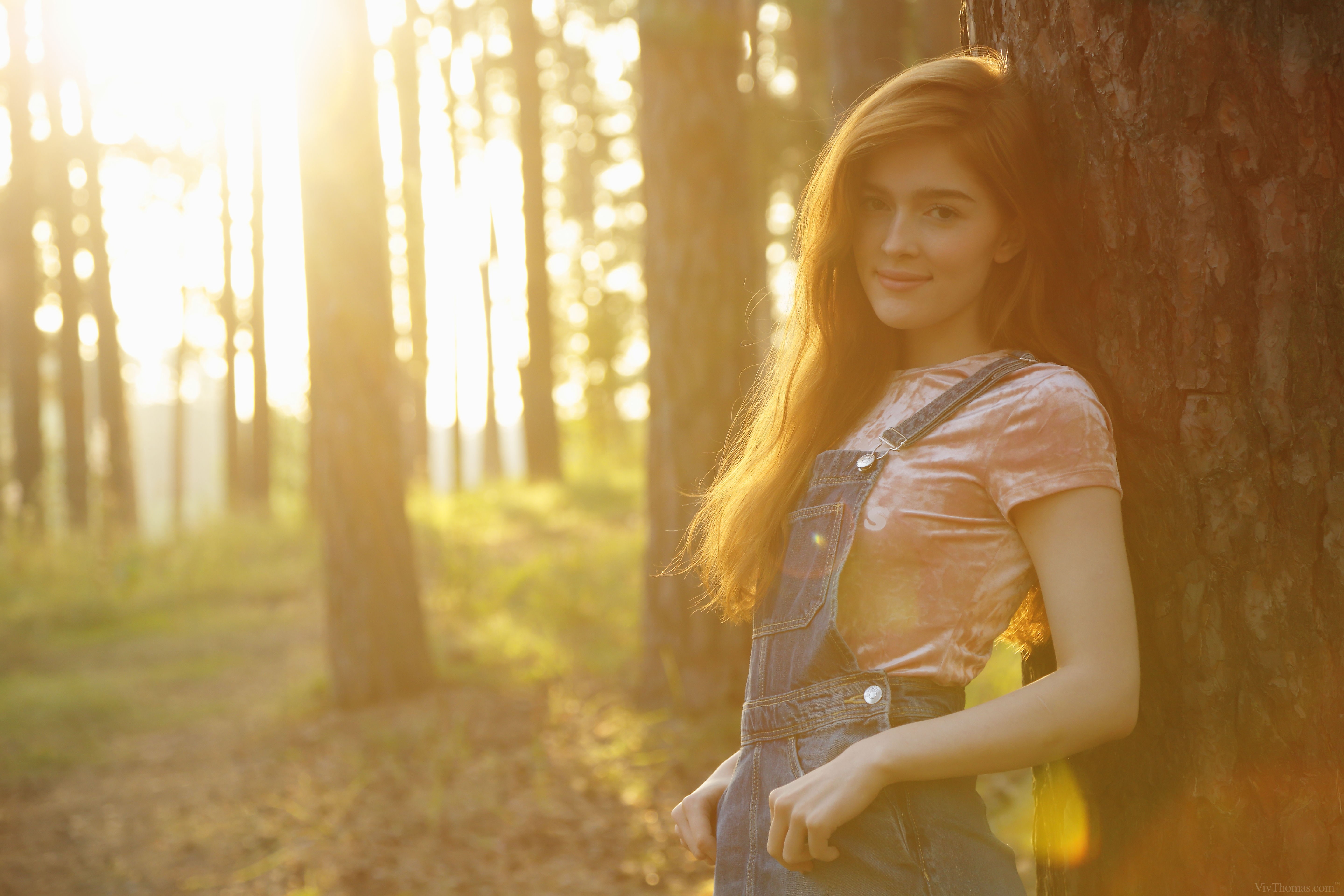 beautiful woman, looking at camera, sunlight, outdoors, trunk, 5K, plant, Jia Lissa, leisure activity, hair, tree trunk, women outdoors, lens flare, redhead, HD Wallpaper
