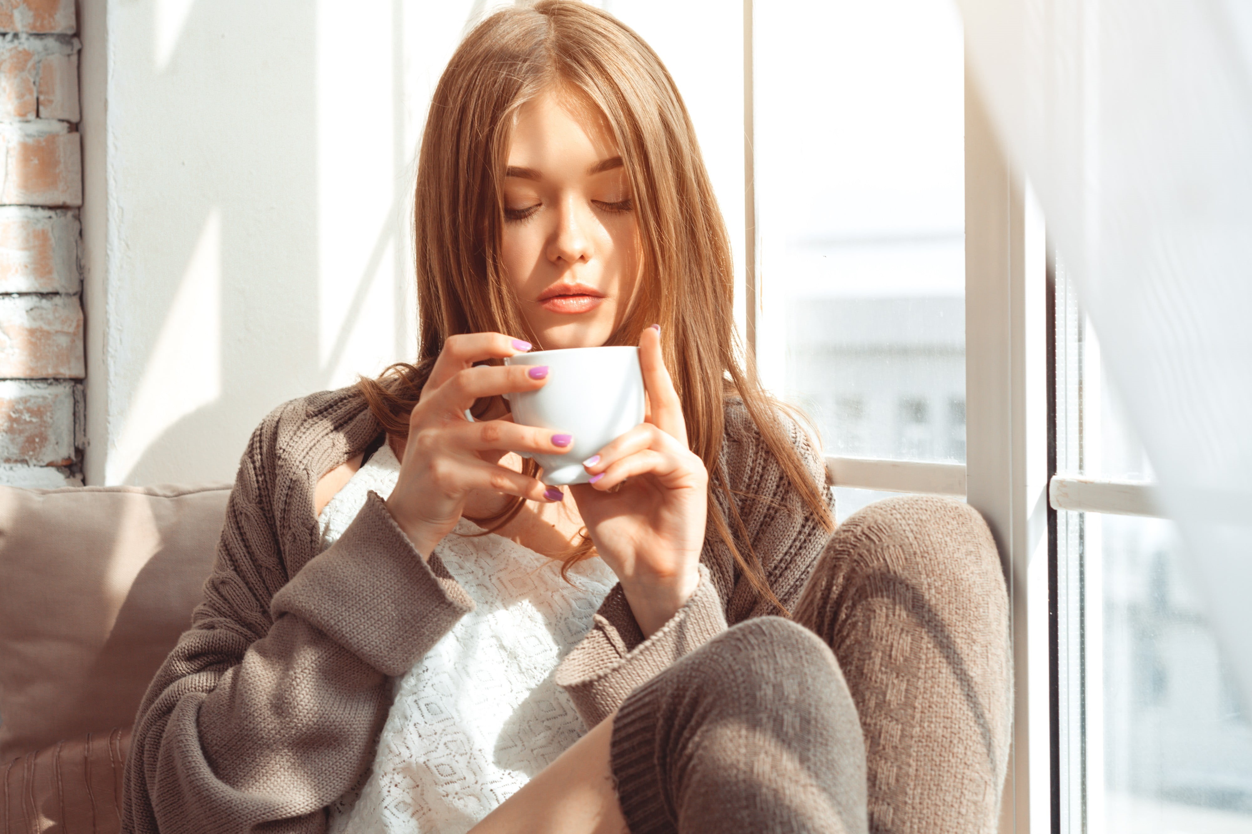 technology, hairstyle, sitting, brunette, drink, wireless technology, young adult, women indoors, Mug, beautiful woman, socks, hair, leisure activity, coffee - drink, HD Wallpaper