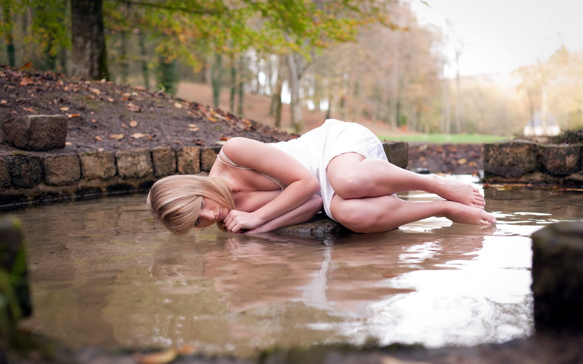 fetal position, legs together, rock, women outdoors, leisure activity, wet body, fall, water, plant, blonde, bare shoulders, cleavage, minidress, day, model, HD Wallpaper