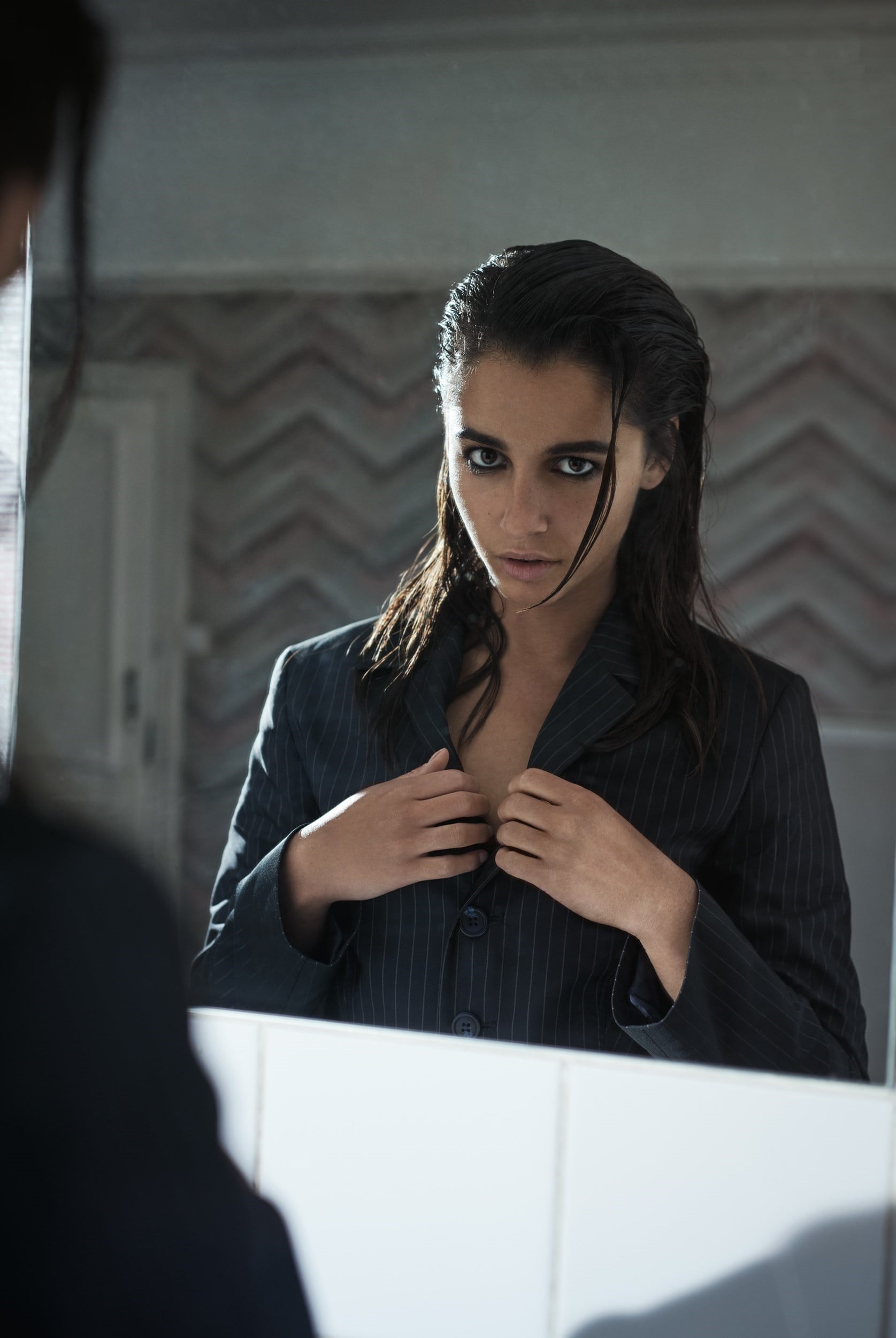 women, shoulder length hair, actress, mirror, brunette, reflection, looking at viewer, Naomi Scott, 1080P, Phone HD Wallpaper