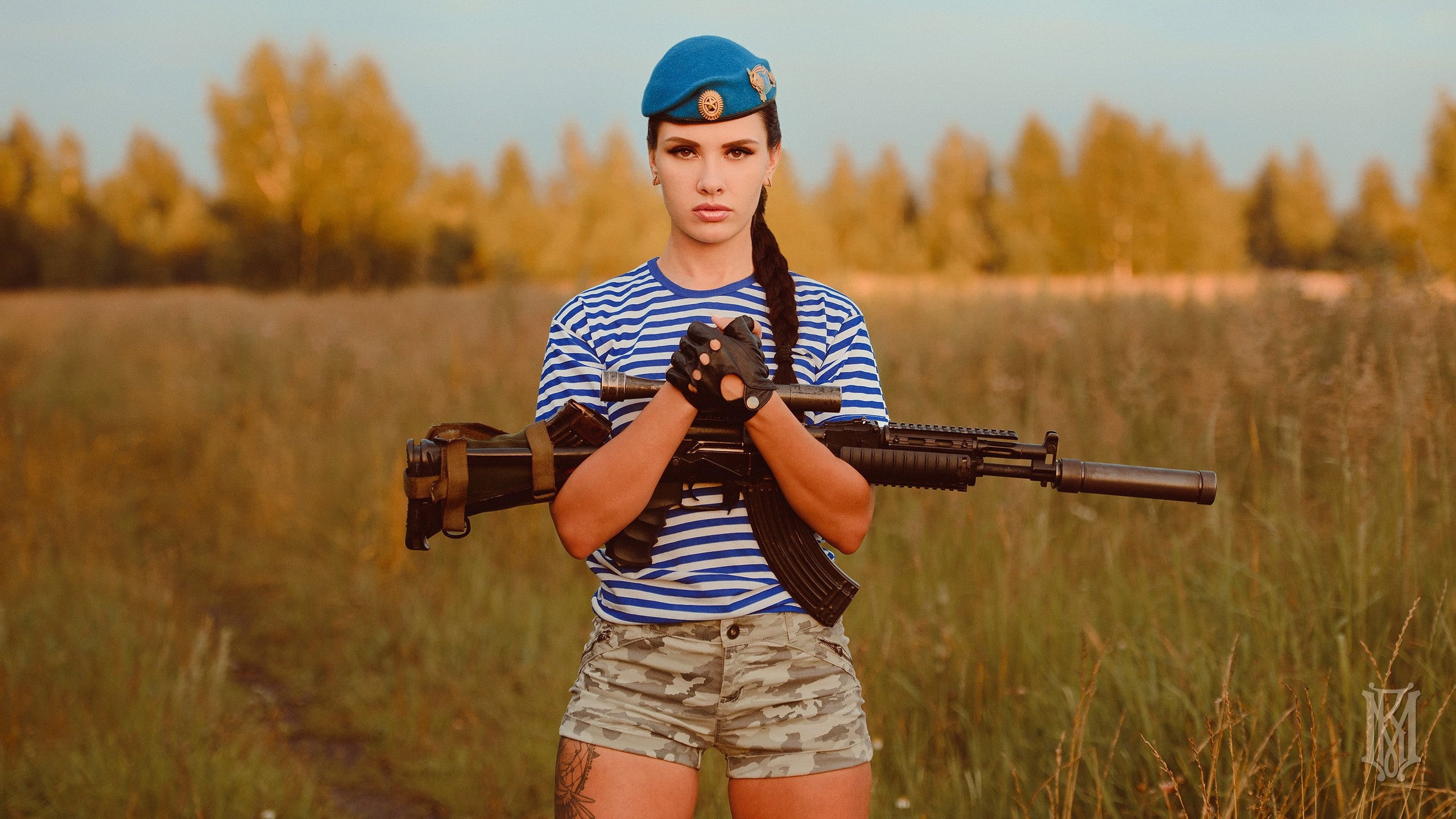 shorts, 2K, males, women outdoors, berets, land, T-shirt, portrait, girls with guns, outdoors, women, child, gloves, men, depth of field, focus on foreground, HD Wallpaper