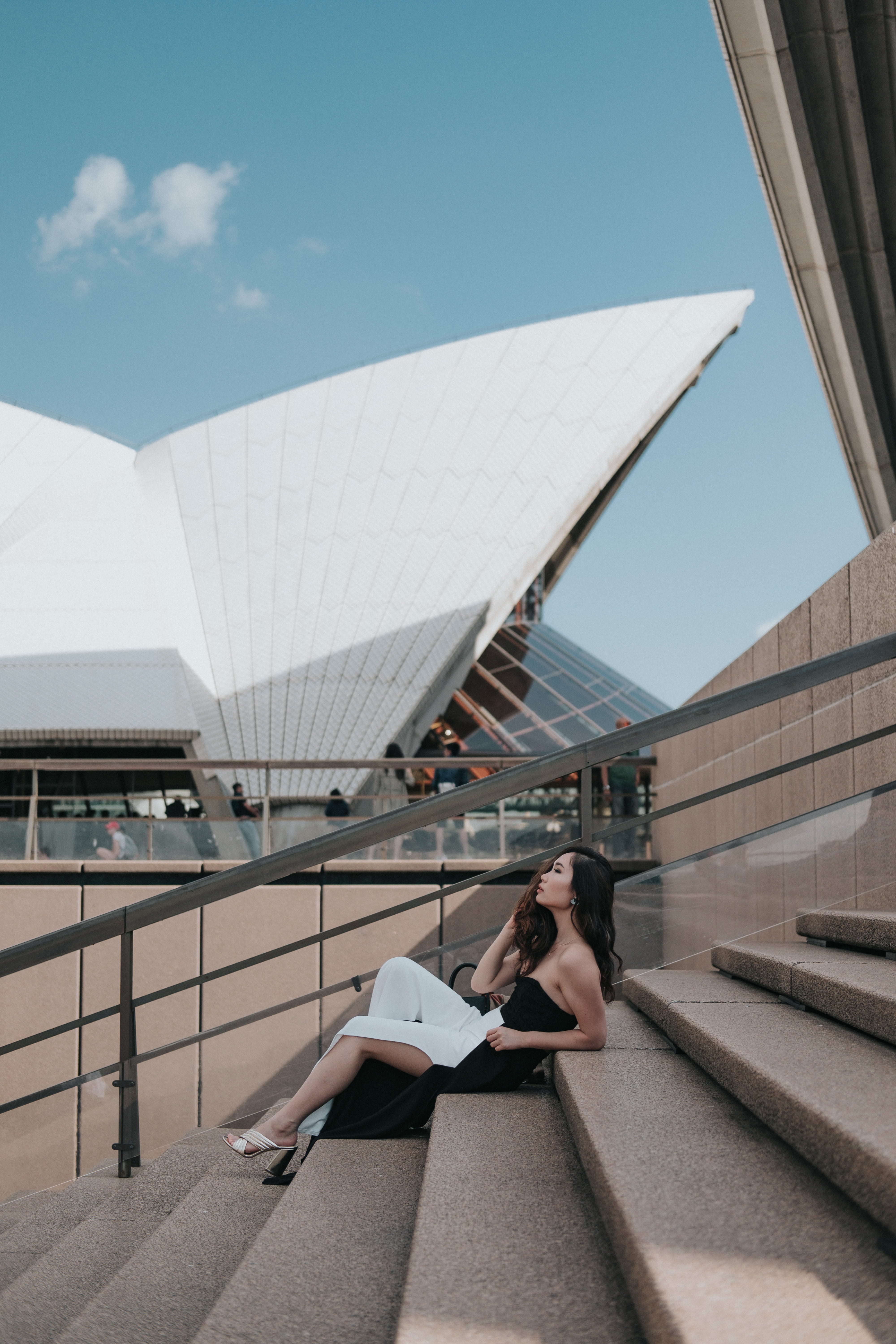 near, young adult, slit, queen, leg, concert, building, model, steps and staircases, landmark, day, woman, architecture, lifestyles, outdoors, office building exterior, Phone HD Wallpaper