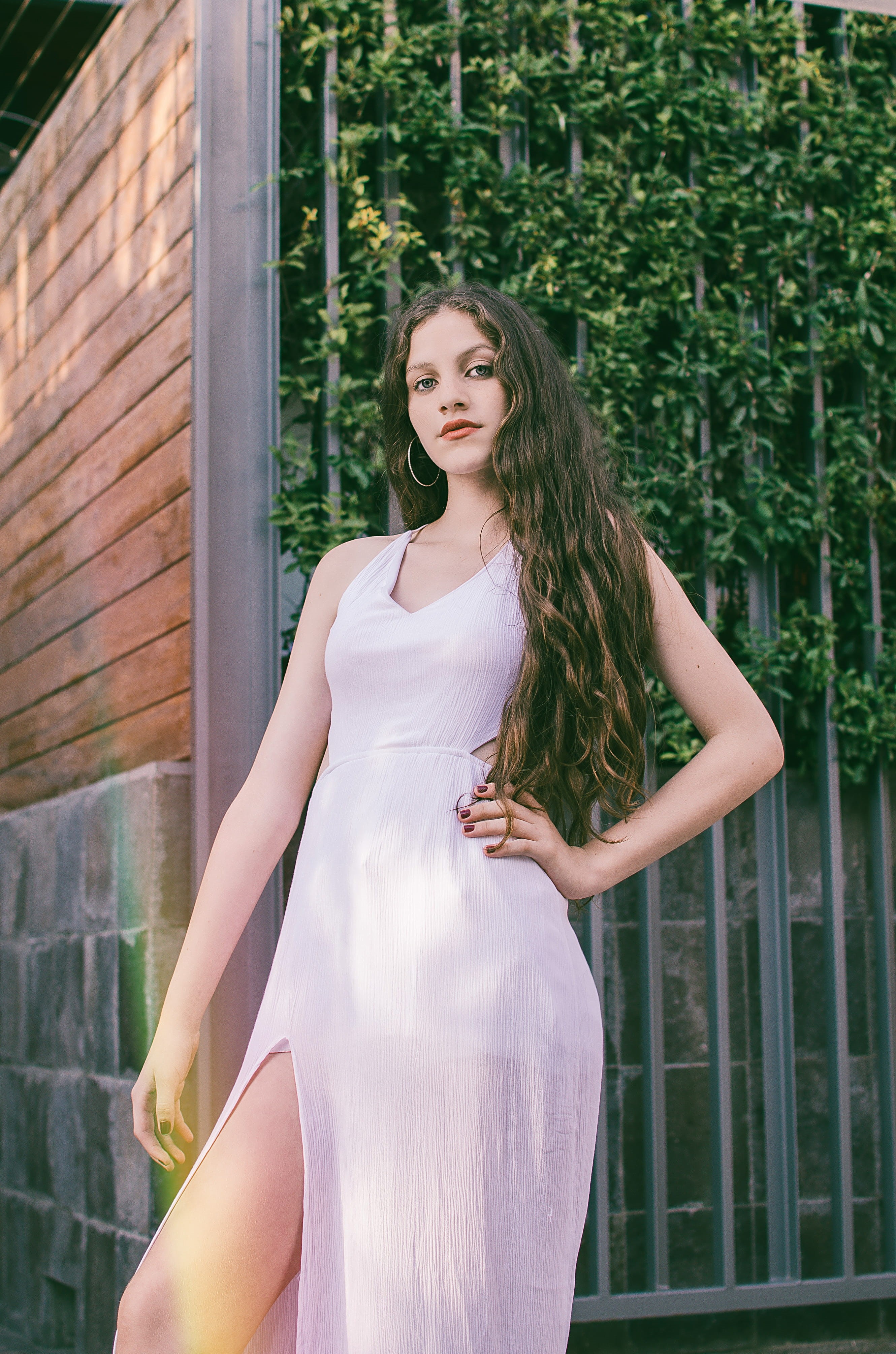 sleeveless, long hair, lima region, looking at camera, model, style, person, lifestyles, people, portrait, human, gown, beauty, real people, robe, young women, Phone HD Wallpaper
