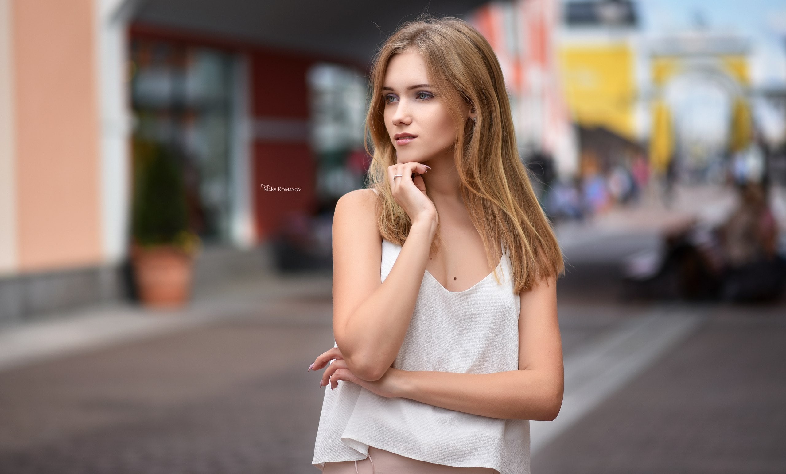 2K, blonde, casual clothing, young adult, lifestyles, beautiful people, looking at camera, women, hairstyle, long hair, one person, street, young women, HD Wallpaper