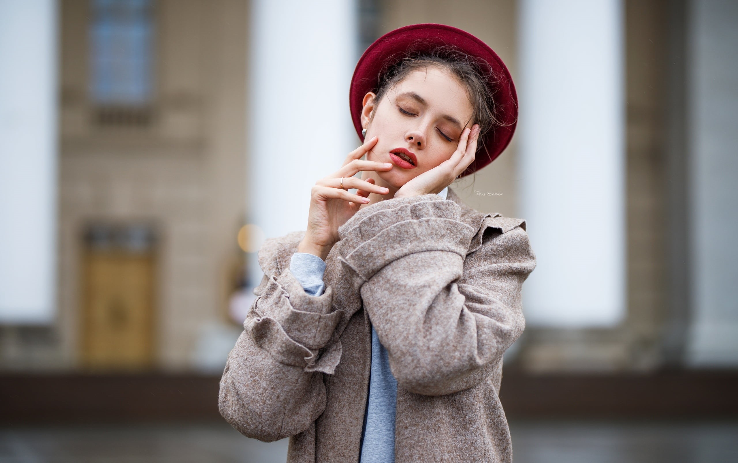 looking at camera, leisure activity, women, lifestyles, contemplation, winter, clothing, beautiful woman, hat, portrait, beauty, real people, young adult, HD Wallpaper