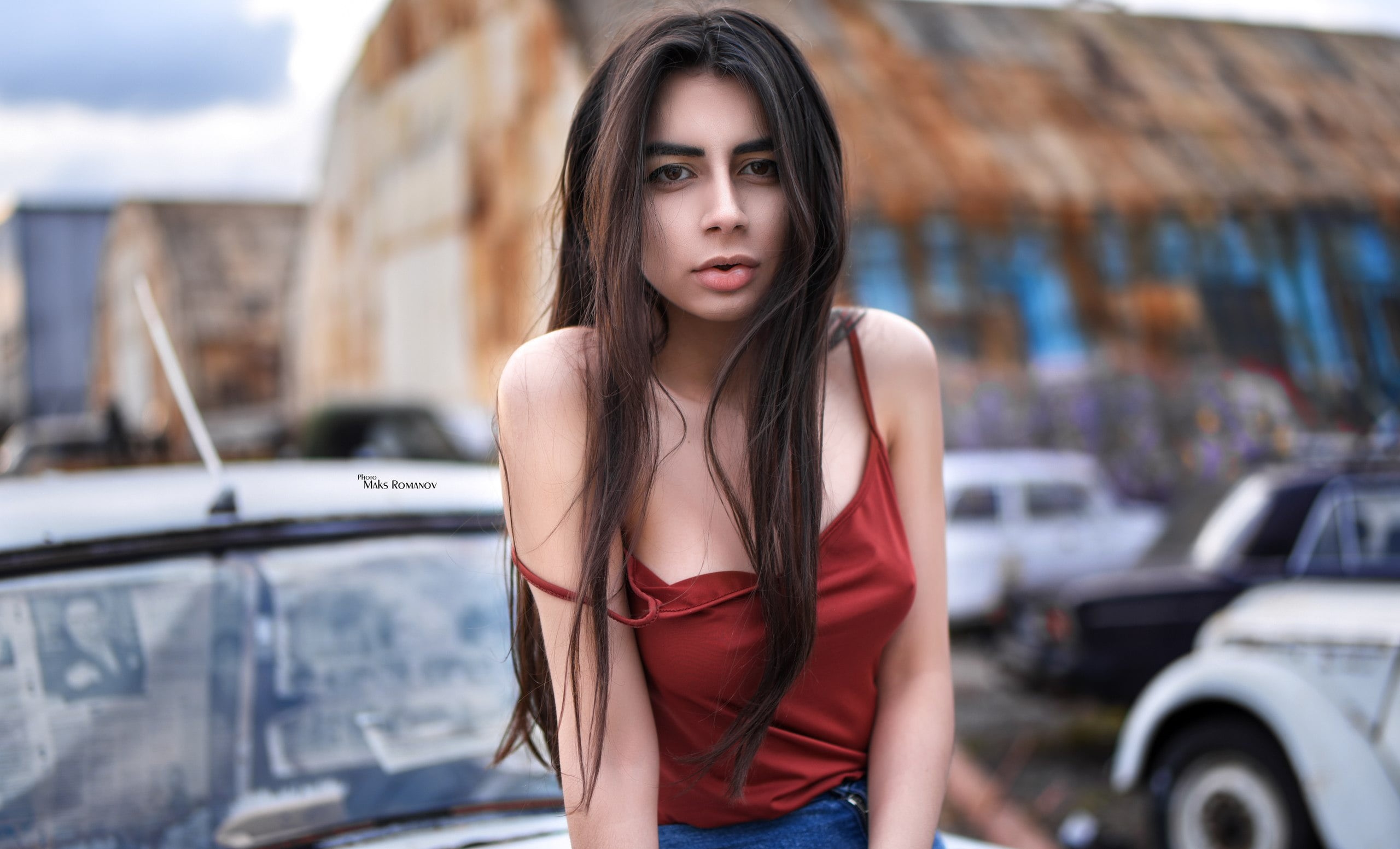 focus on foreground, young women, adult, depth of field, outdoors, looking at camera, beautiful woman, three quarter length, one person, women outdoors, HD Wallpaper