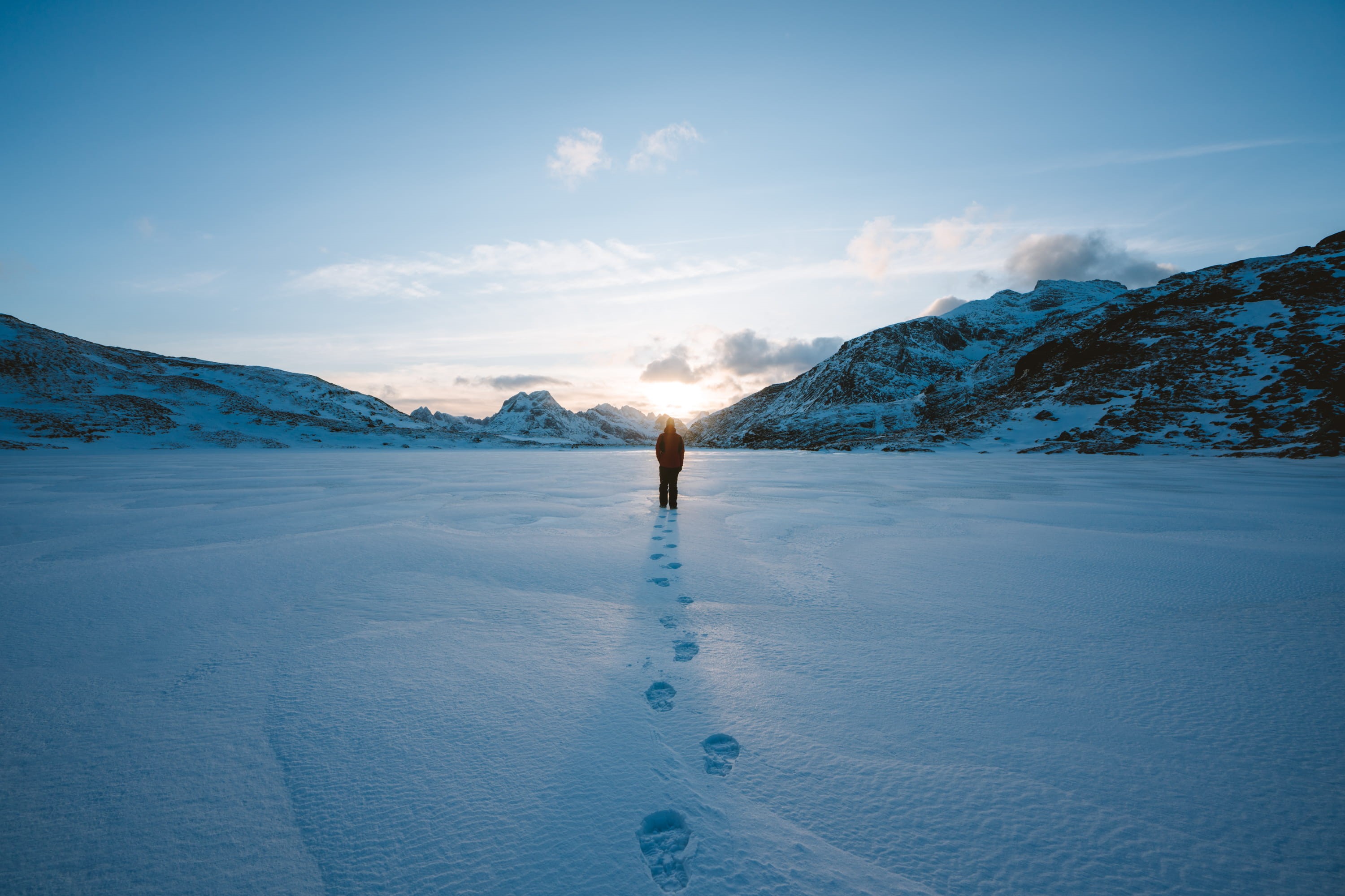 vacations, hill, leaving, women, one Person, relaxation, looking out, cold - Temperature, person, blue hour, winter, prints, horizon, white, footstep, 2K, HD Wallpaper
