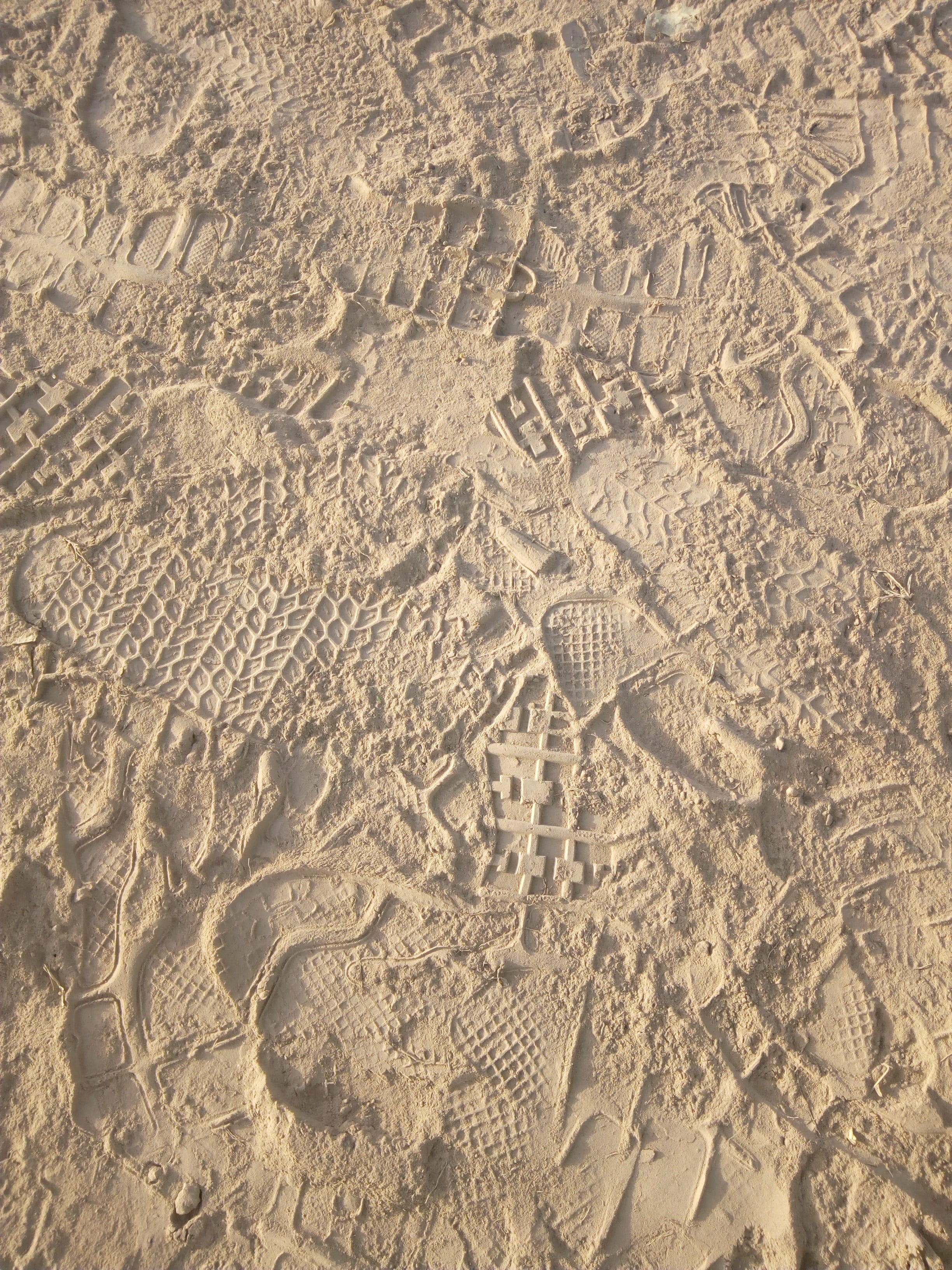 footprint, high angle view, sand, day, tire track, print, patterns, nature, outdoors, textured, tranquility, landscape, 2K, beach, ground, beauty in nature, Phone HD Wallpaper
