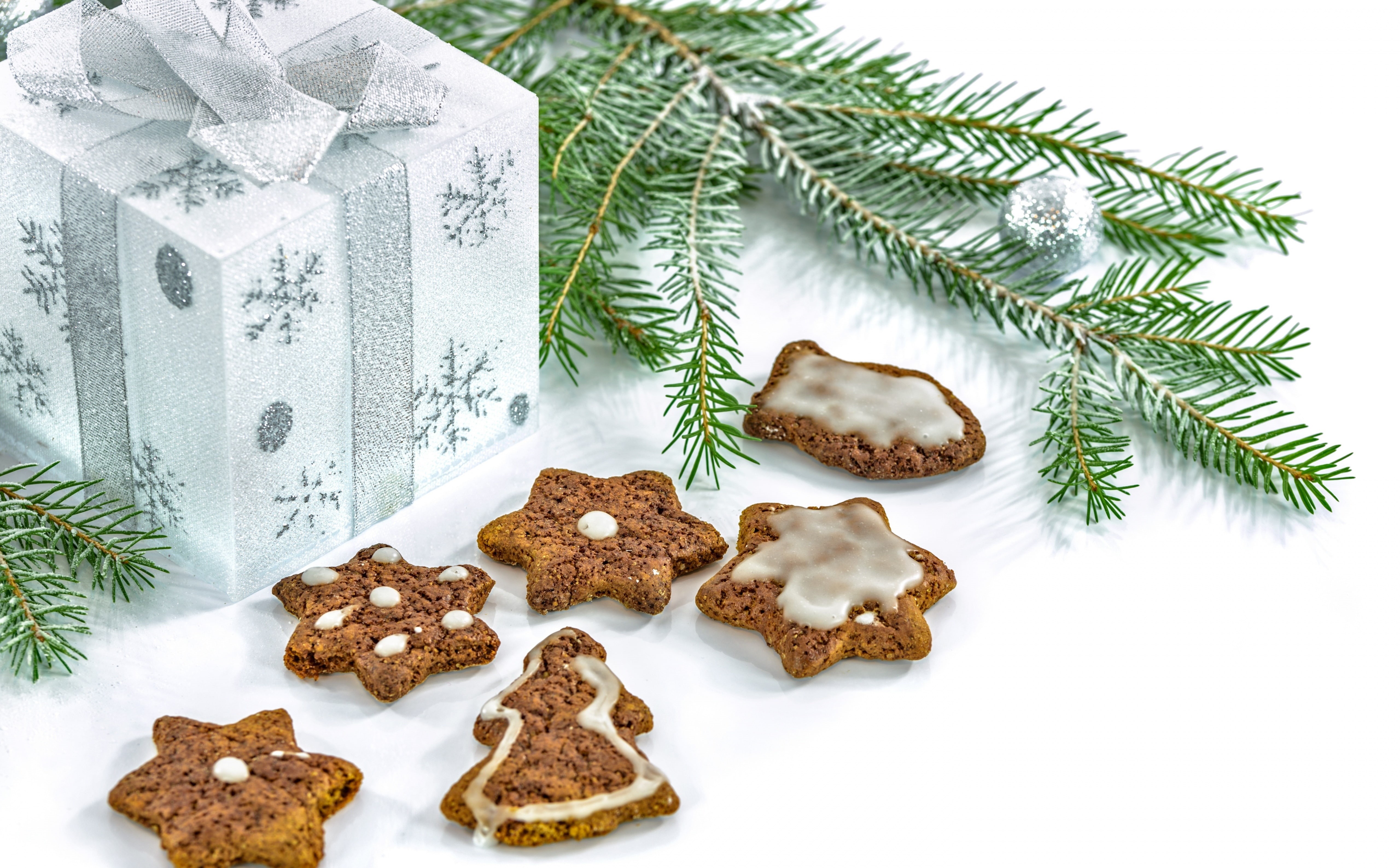 close-up, christmas tree, Celebrations, white background, Gingerbread, frosting, food, studio shot, Ornaments, Brown, christmas ornament, Eating, indoors, HD Wallpaper