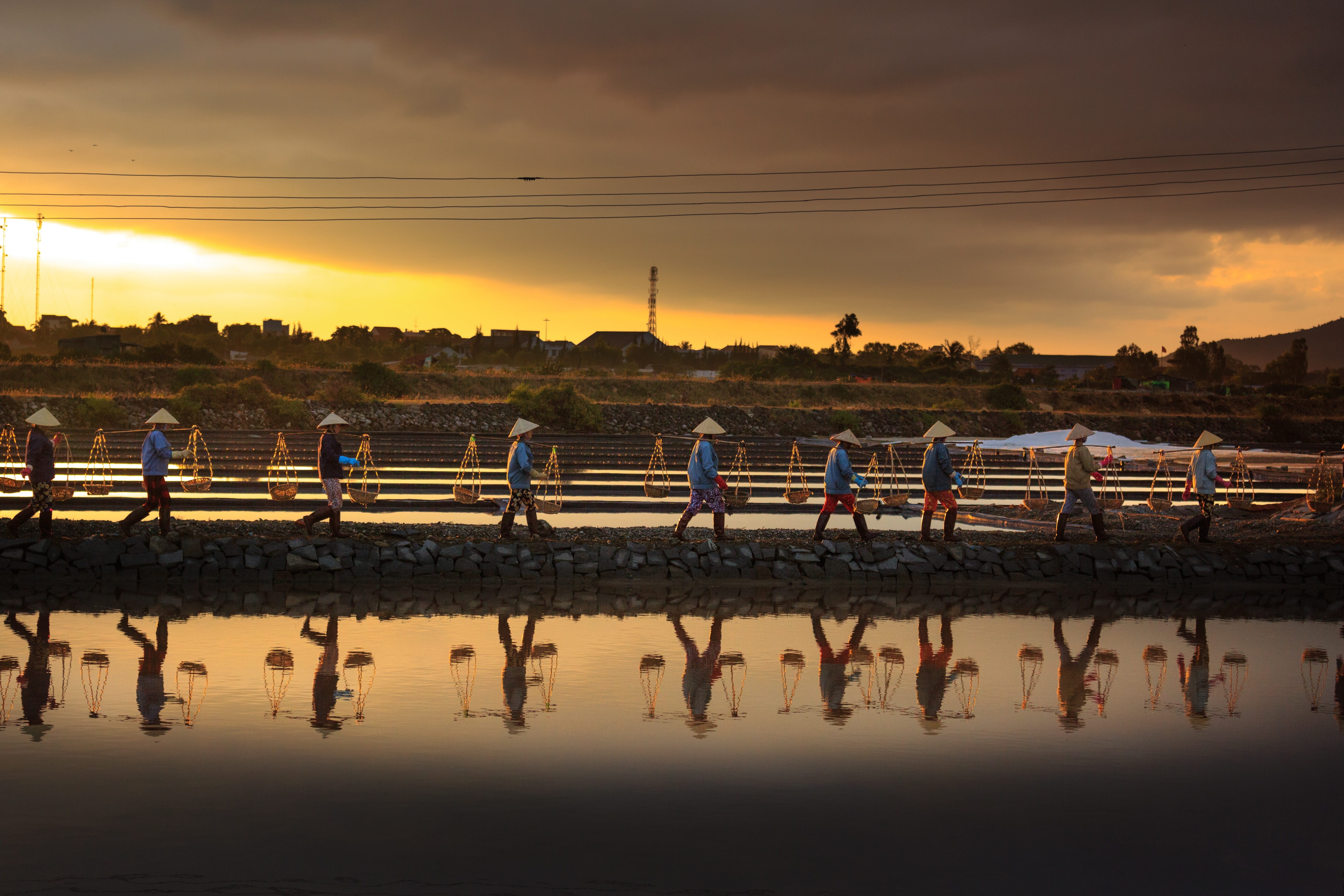 5K, photo, concrete, water, tranquility, hon khoi, group of people, floor, nature, waterfront, the morning, summer, tropical, the hat, the sea, real people, HD Wallpaper