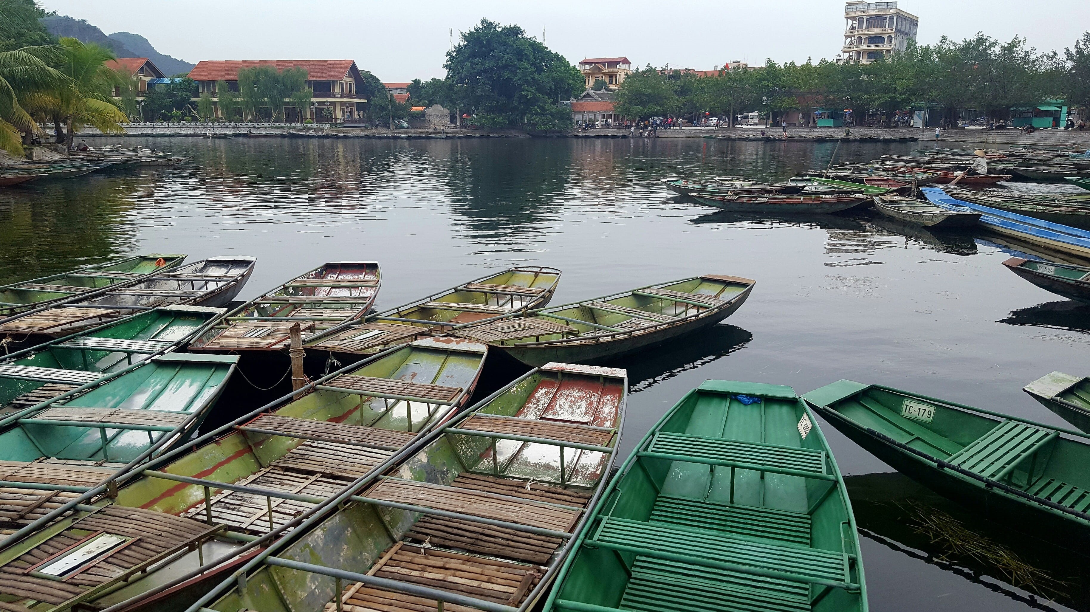 day, mode of transportation, building exterior, nautical vessel, phone pictures, moored, outdoors, boat, rowboat, 2K, Vietnam, Ninh Binh, plant, tree, HD Wallpaper