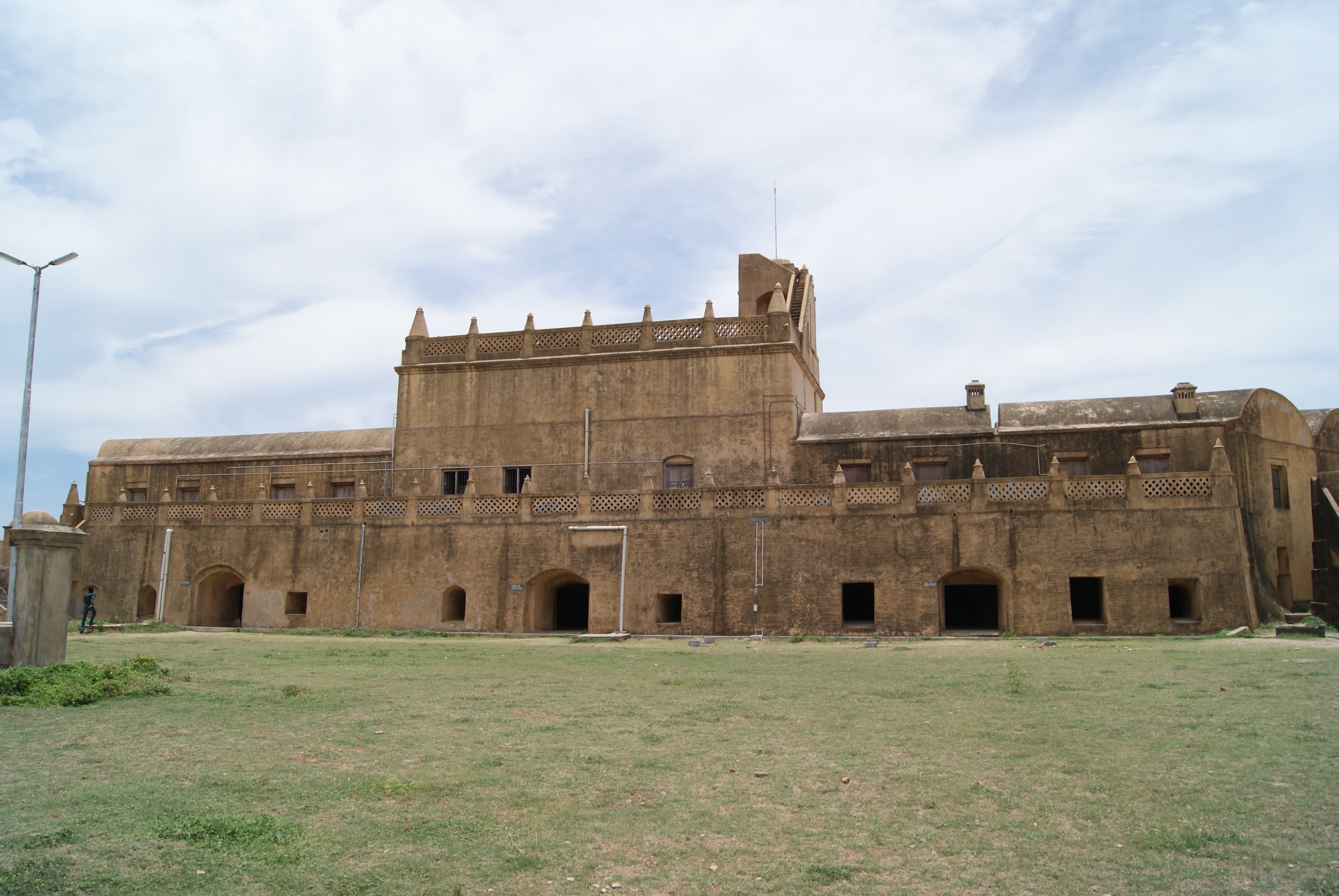 grass, building exterior, field, tranquebar, architecture, low angle view, ancient, 4K, tarangambadi, travel, india, nadu, sky, ancient civilization, tourism, HD Wallpaper