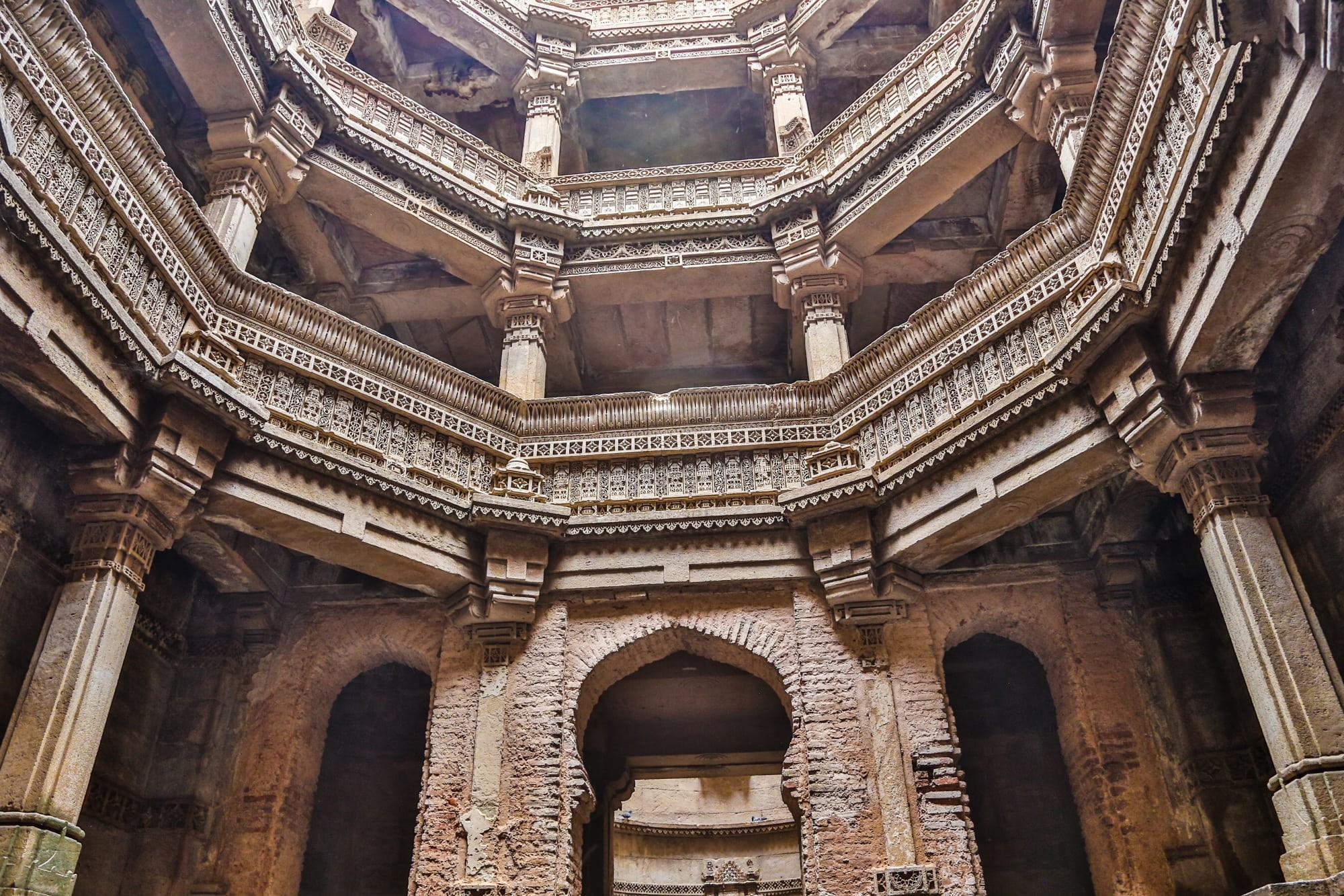 hinduism, built structure, carving - craft product, no people, columns, arch, the past, structure, historical, monuments, famous Place, concrete, culture, HD Wallpaper